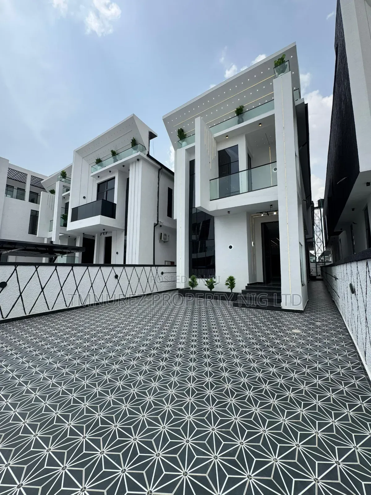 4bdrm Duplex in Chevron for sale in Chevron
