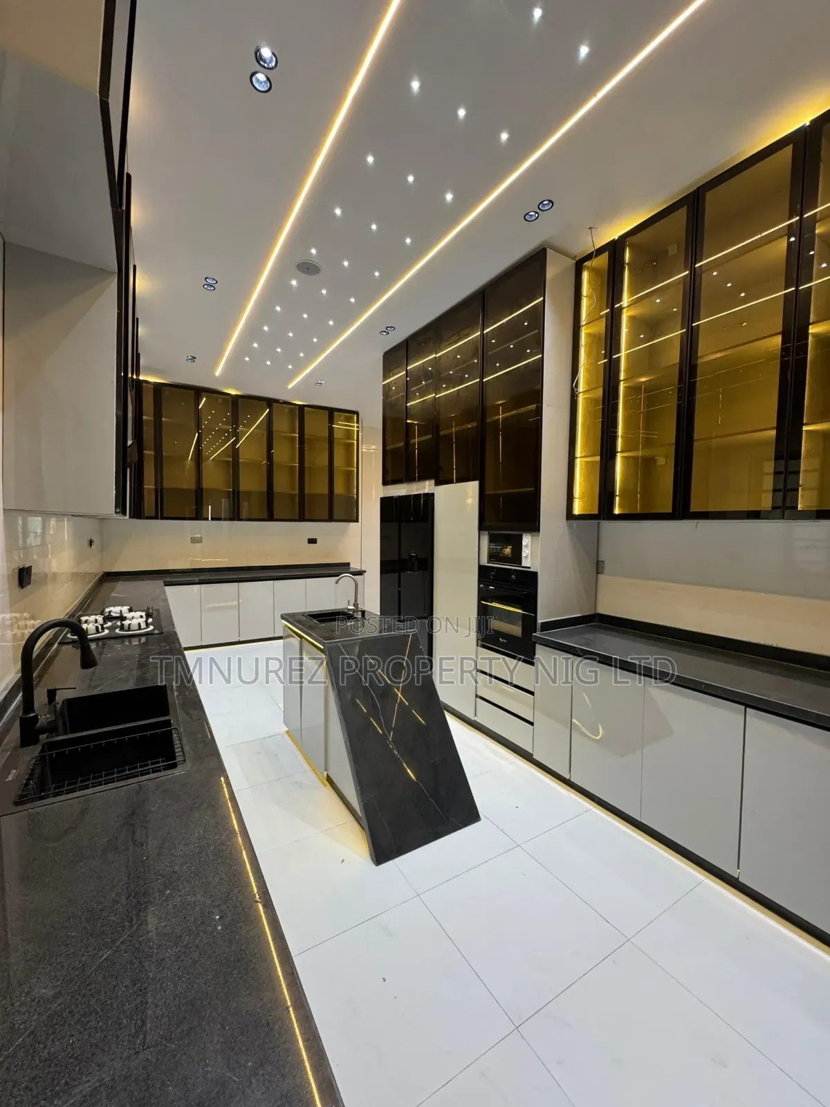 4bdrm Duplex in Chevron for sale in Chevron