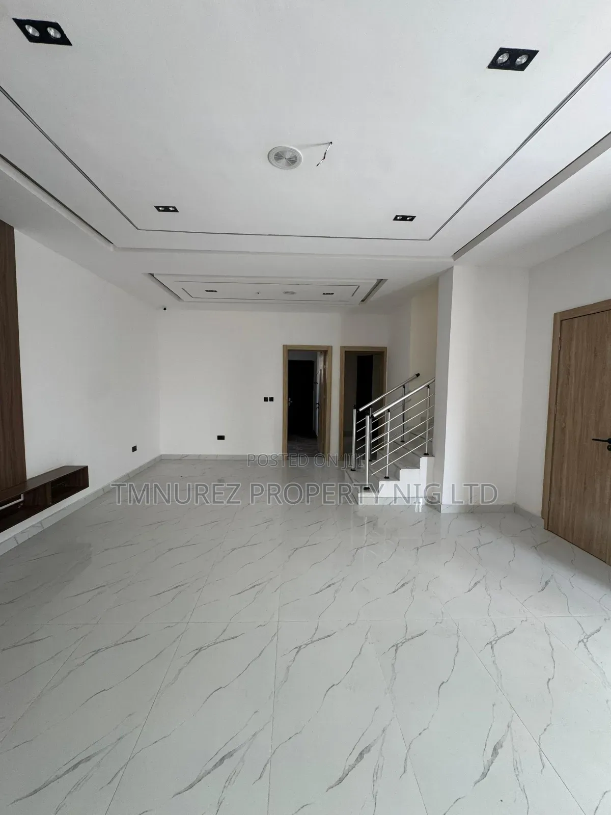 4bdrm Duplex in New Road, Chevron for sale in Chevron