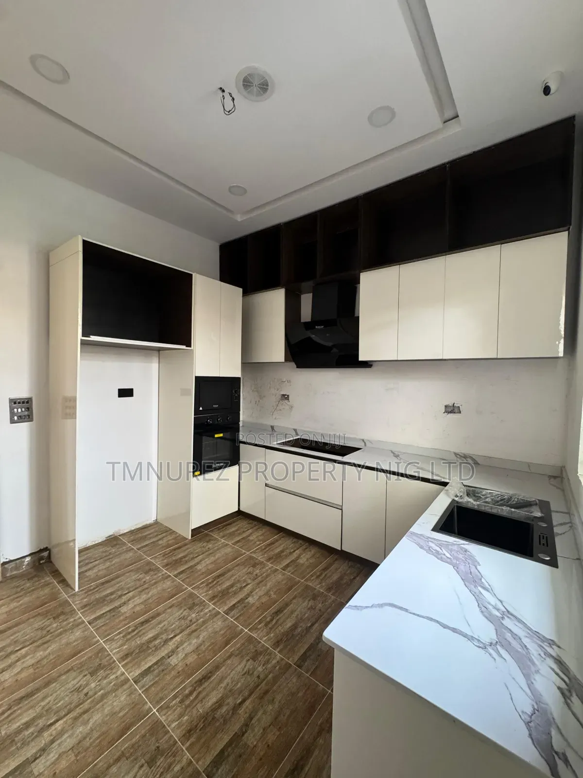 4bdrm Duplex in New Road, Chevron for sale in Chevron