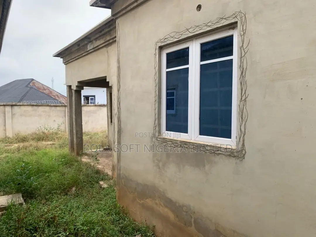 3bdrm Block of Flats in Akoto, Elebu, Akala for sale in Akala Express