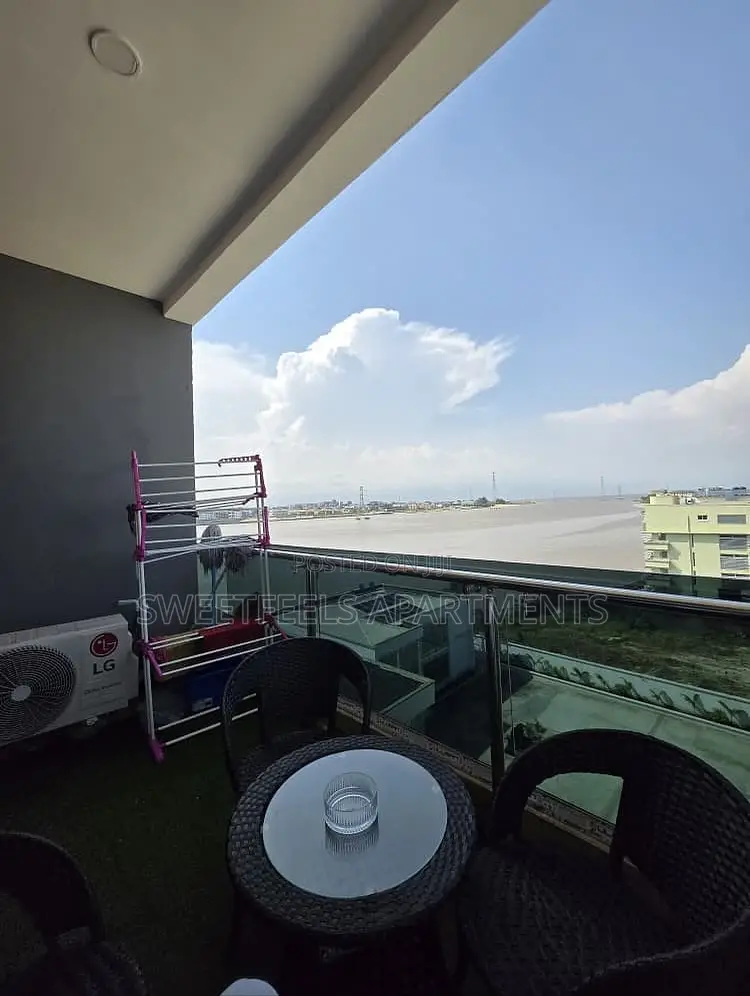 2 Bedroom Waterfront Apartment With Gym, Ps5, Snooker Board in Lekki Phase 1