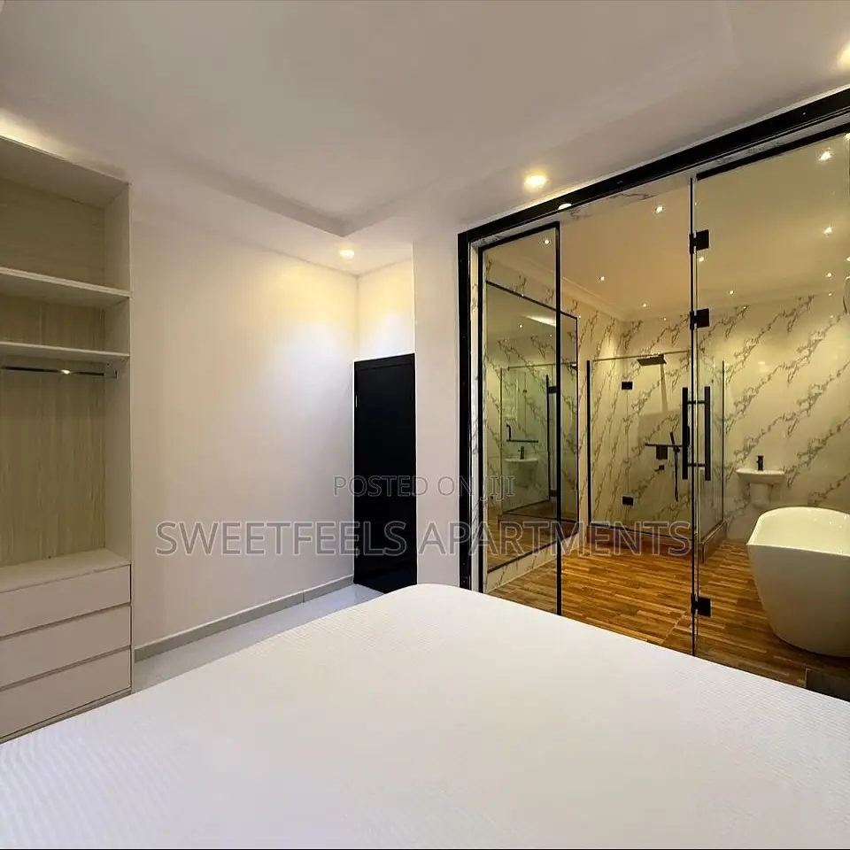 Deluxe Max Cinematic 1 Bedroom Apartment With Bath Tub in Chevron
