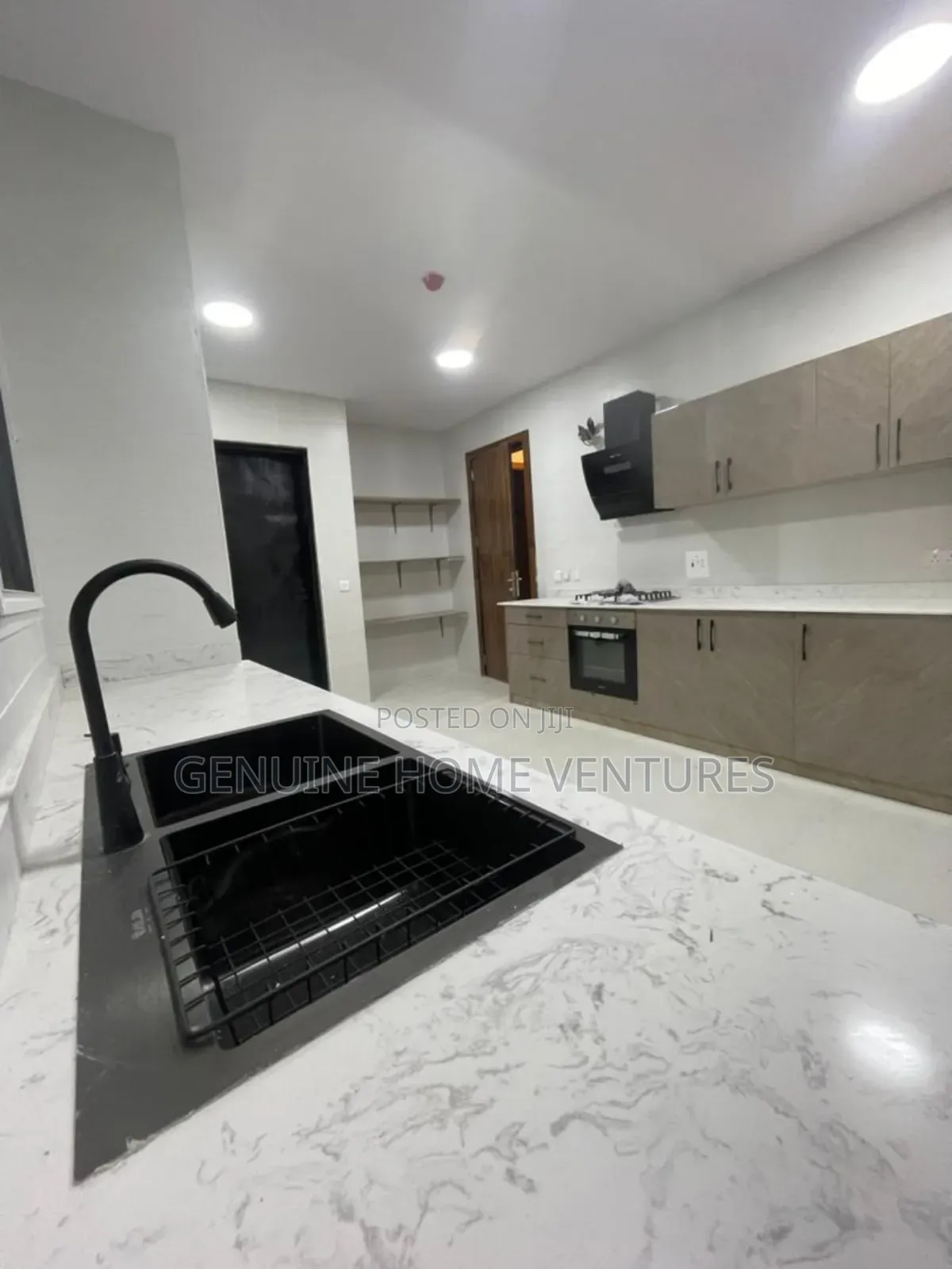 4bdrm Duplex in Chevron for rent in Chevron