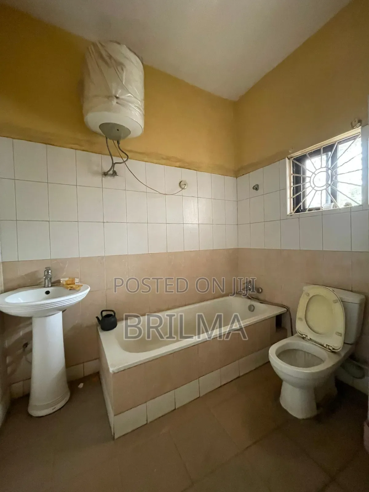 3bdrm Block of Flats in Zone 6 / Wuse for sale in Zone 6 / Wuse