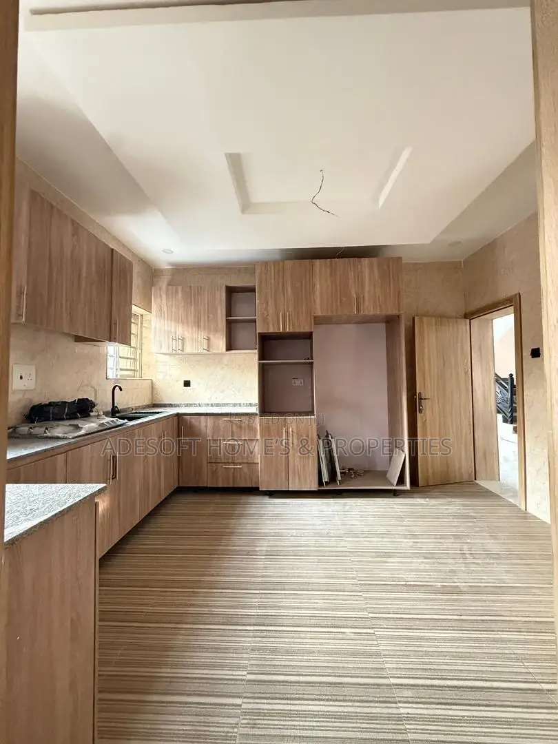 5bdrm Duplex in Airforce Estate, Akobo for sale in Akobo
