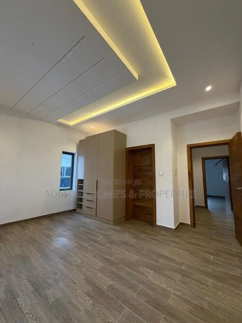 5bdrm Duplex in Kolapo Ishola Gra, for sale in Akobo