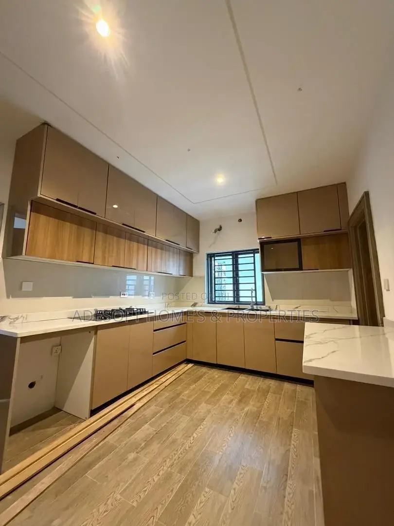 5bdrm Duplex in Kolapo Ishola Gra, for sale in Akobo