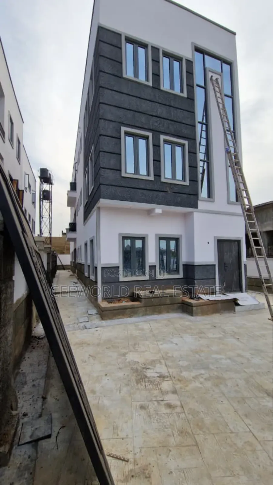 3bdrm Apartment In Kolapo Ishola Gra, Akobo For Sale in Akobo