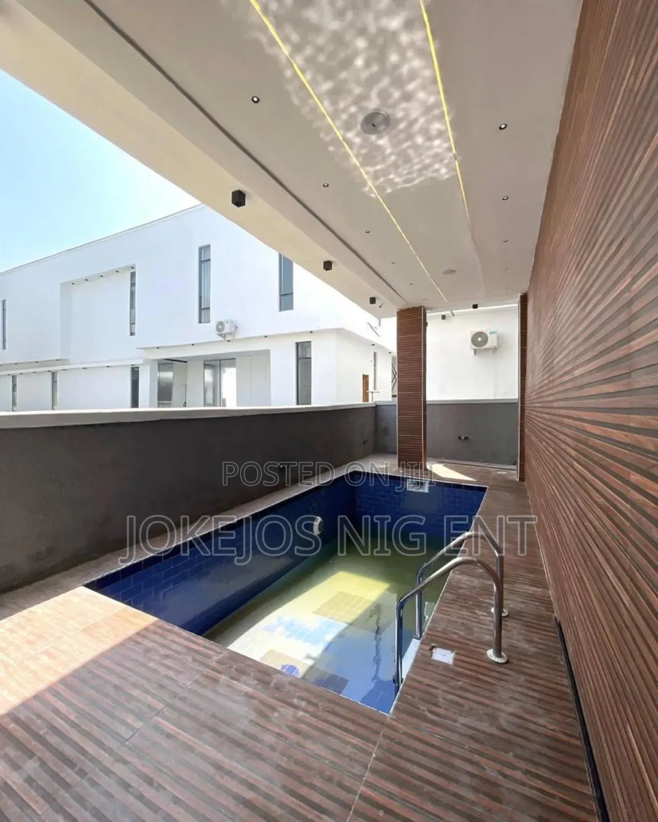 5bdrm Duplex in Chevron Drive for sale in Chevron
