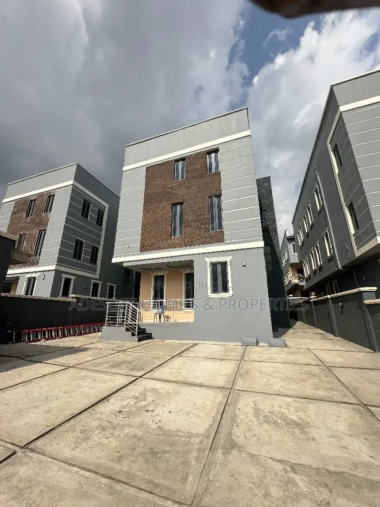5bdrm Duplex in New Bodija Estate for sale in Bodija