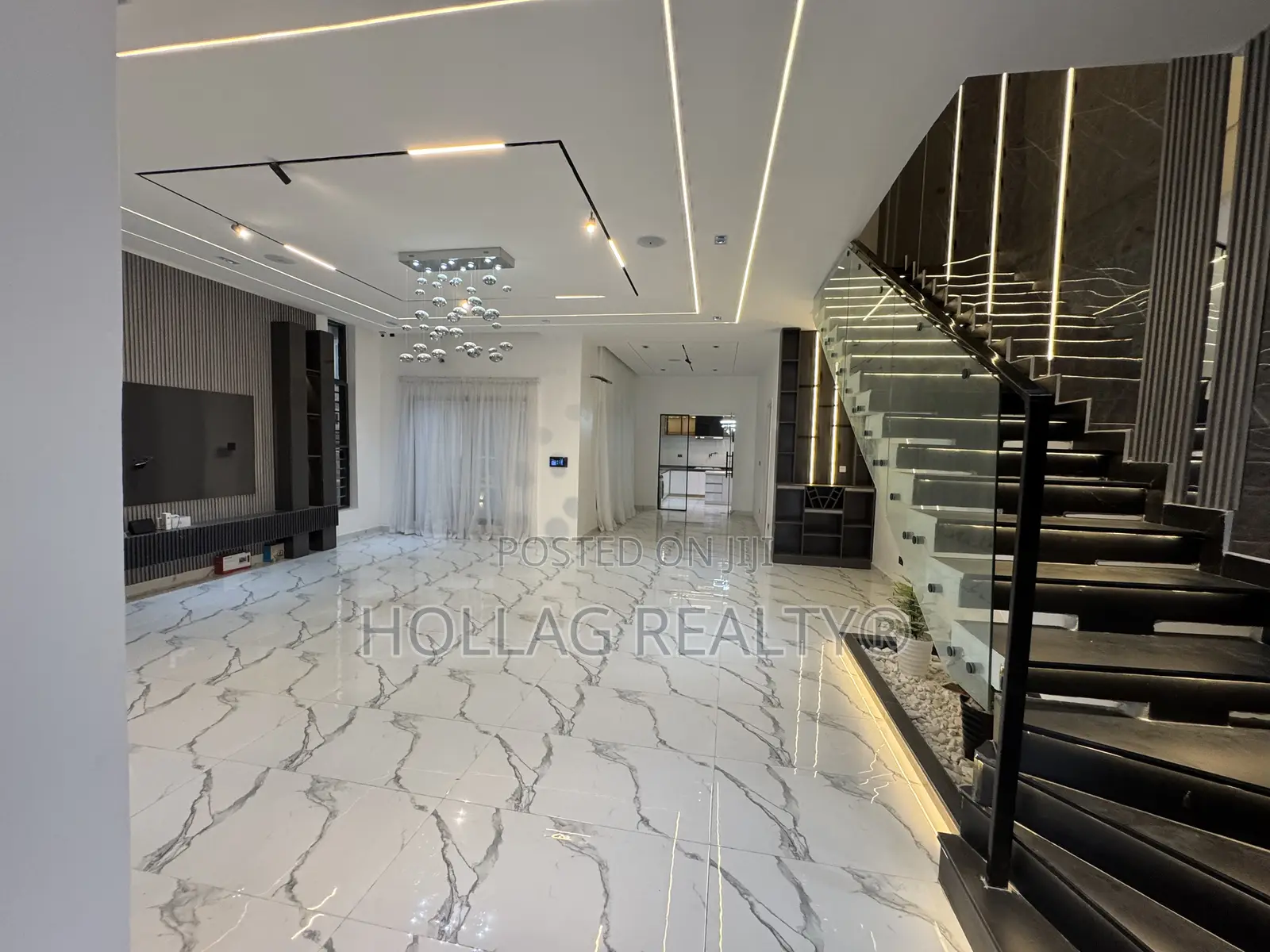 6bdrm Duplex in Discovery Park, Chevron for sale in Chevron