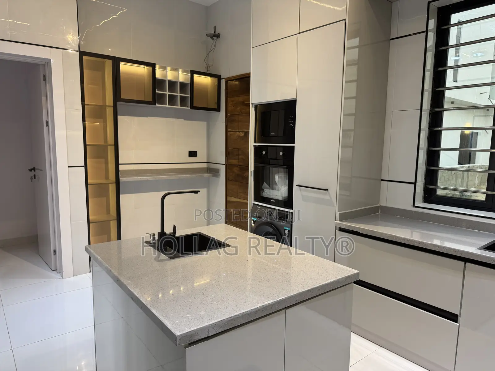 6bdrm Duplex in Discovery Park, Chevron for sale in Chevron