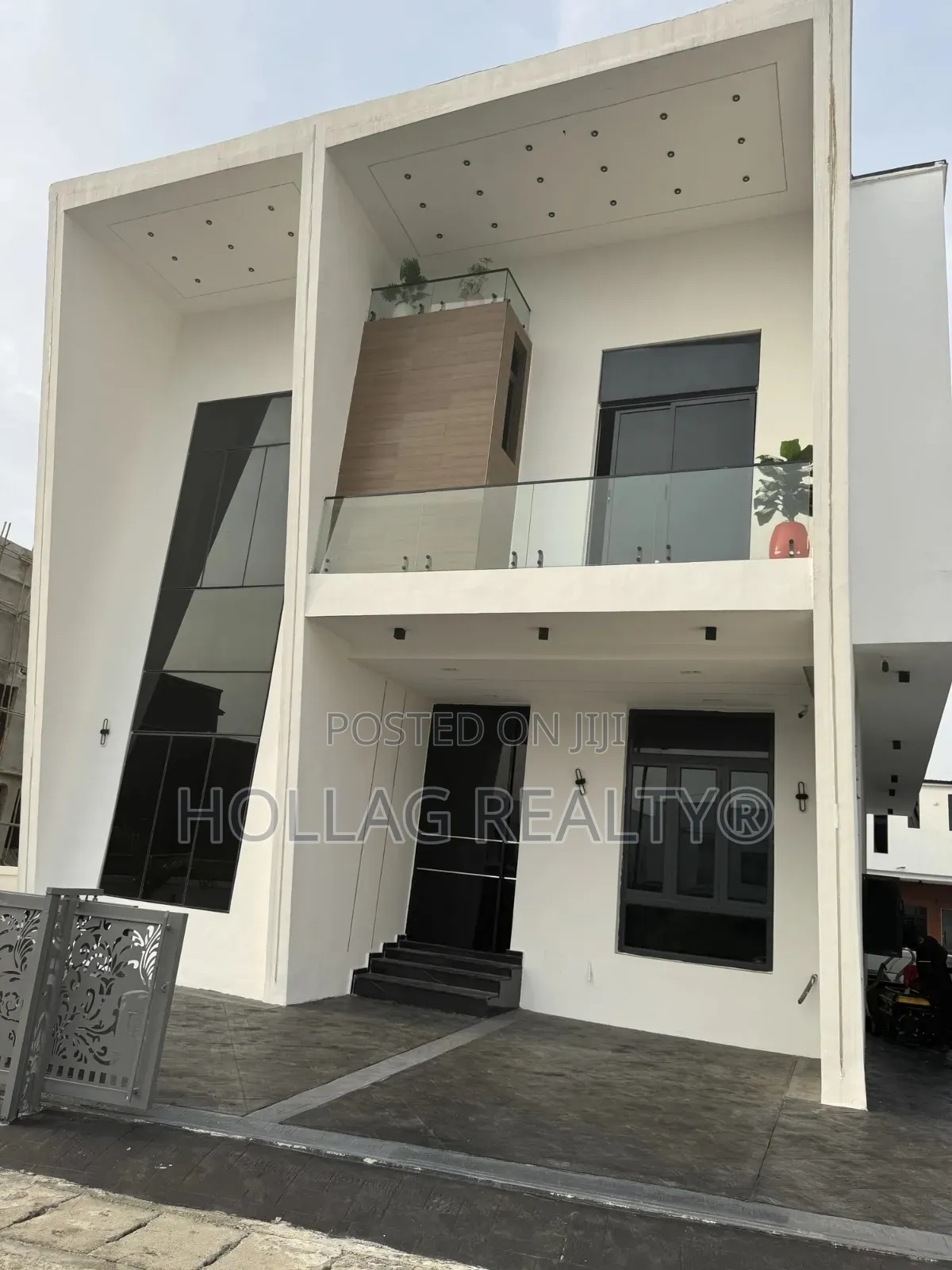 6bdrm Duplex in Discovery Park, Chevron for sale in Chevron