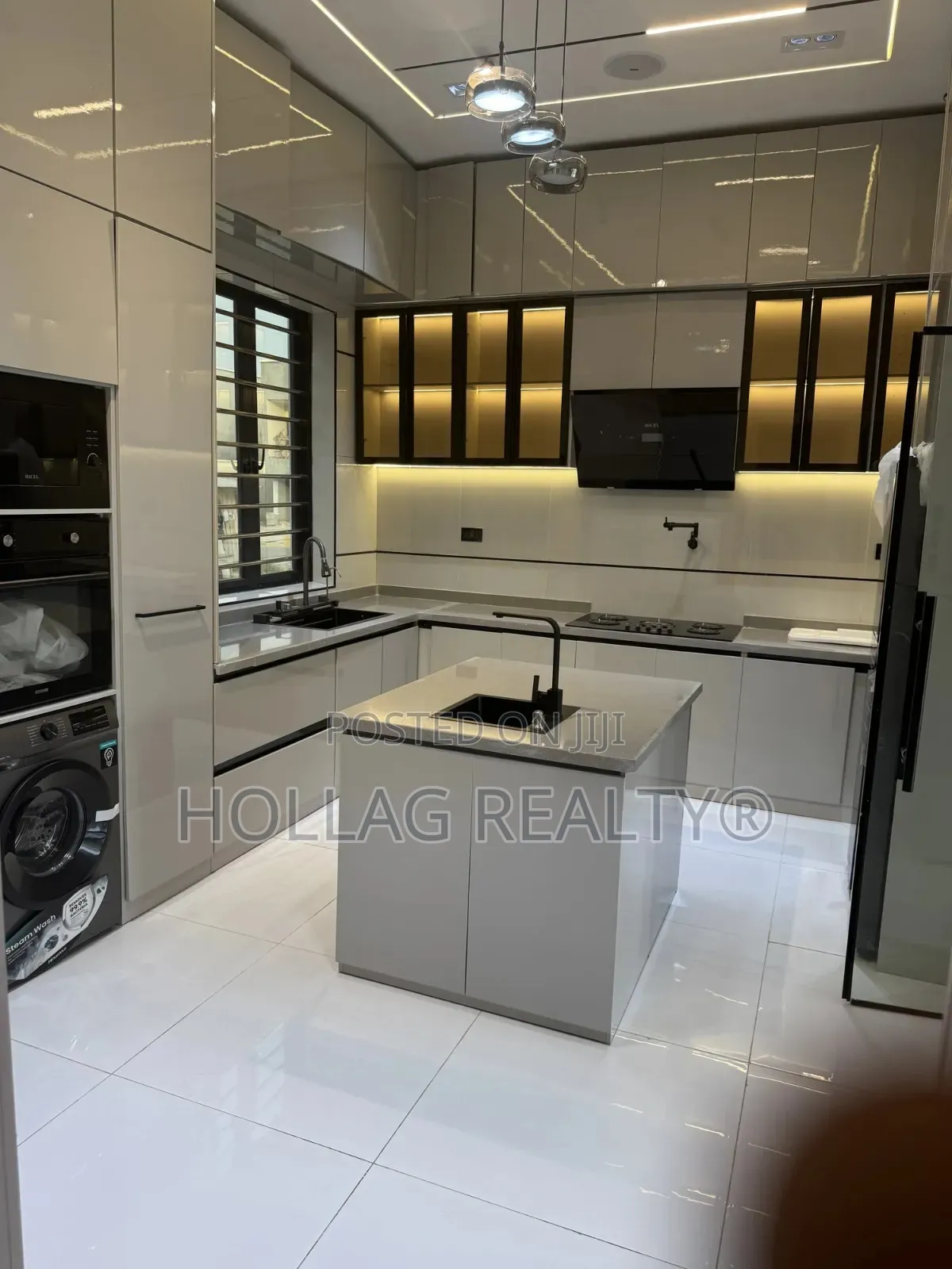 6bdrm Duplex in Discovery Park, Chevron for sale in Chevron
