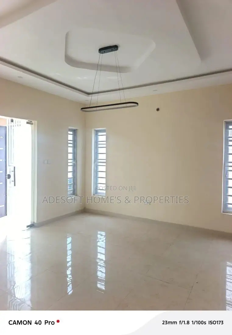 3bdrm Bungalow in Okebadan Estate, for sale in Akobo
