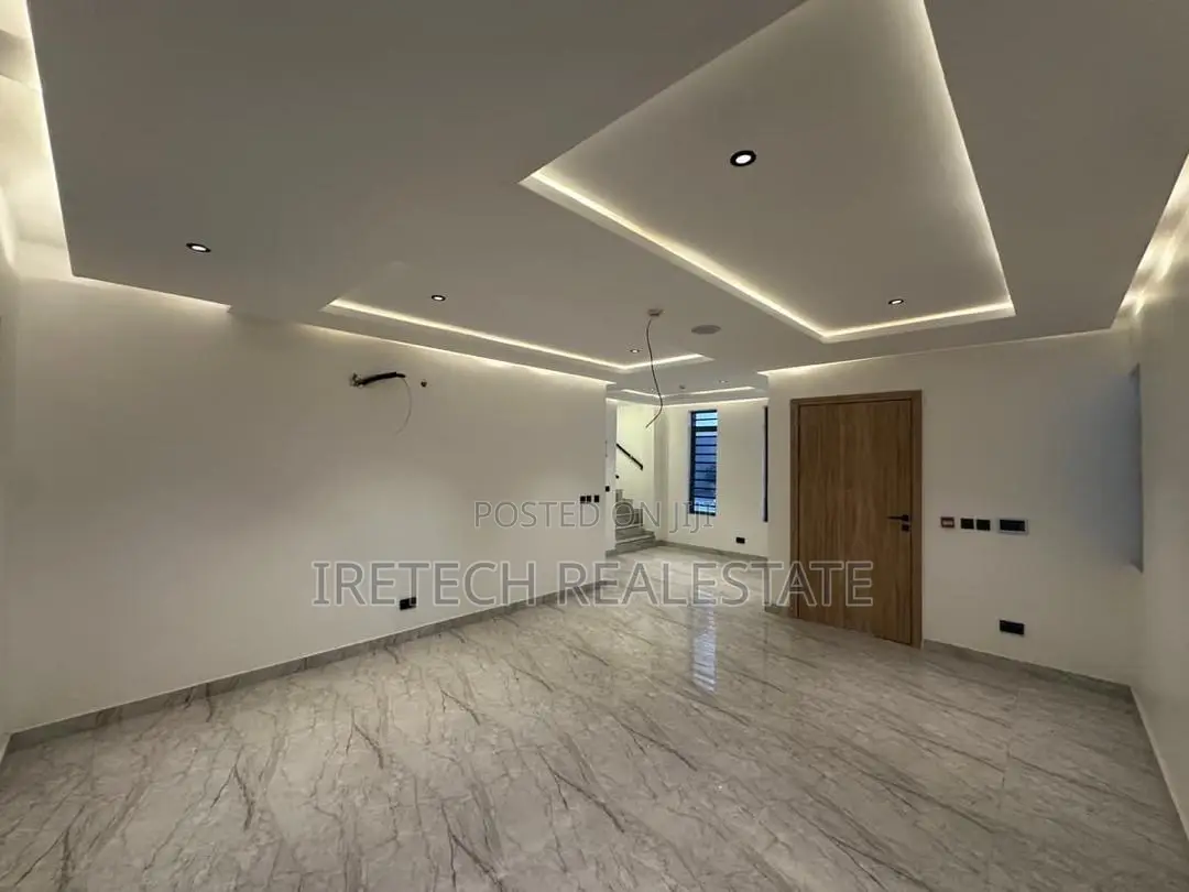 4bdrm Townhouse/Terrace in In A Secured, Lekki Phase 1 for sale in Lekki Phase 1