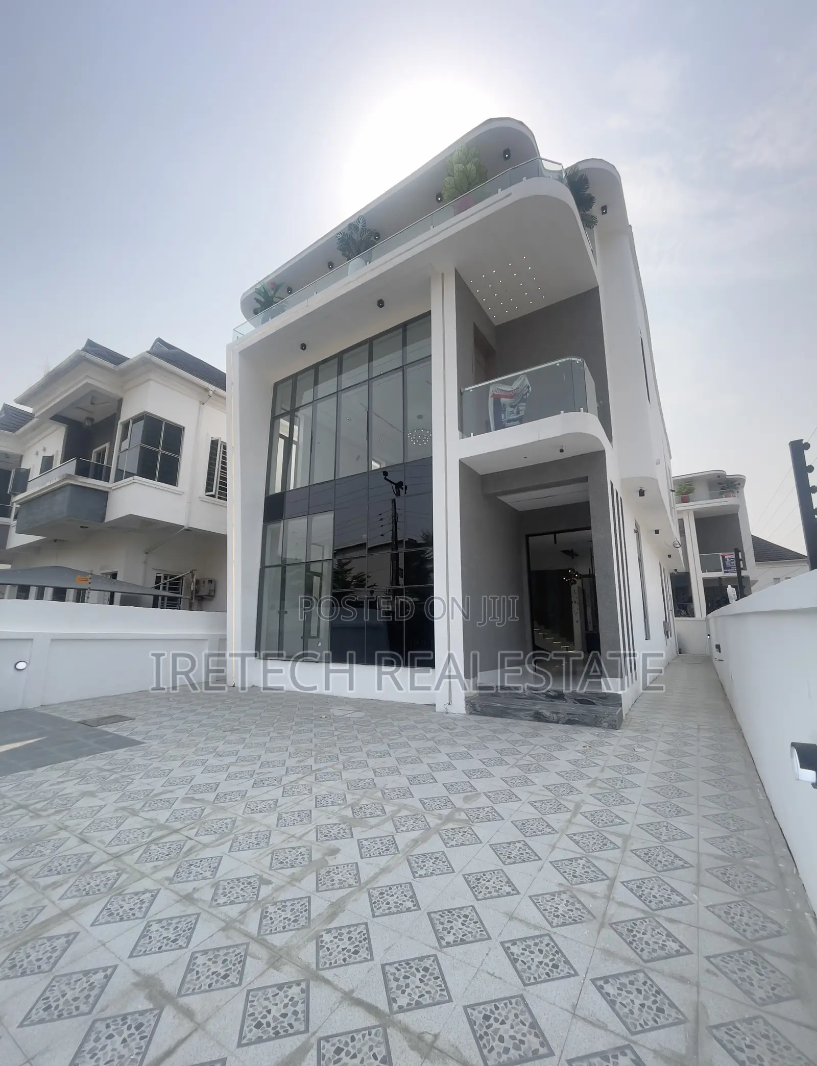 5bdrm Duplex in In A Secured Estate, Chevron for sale in Chevron