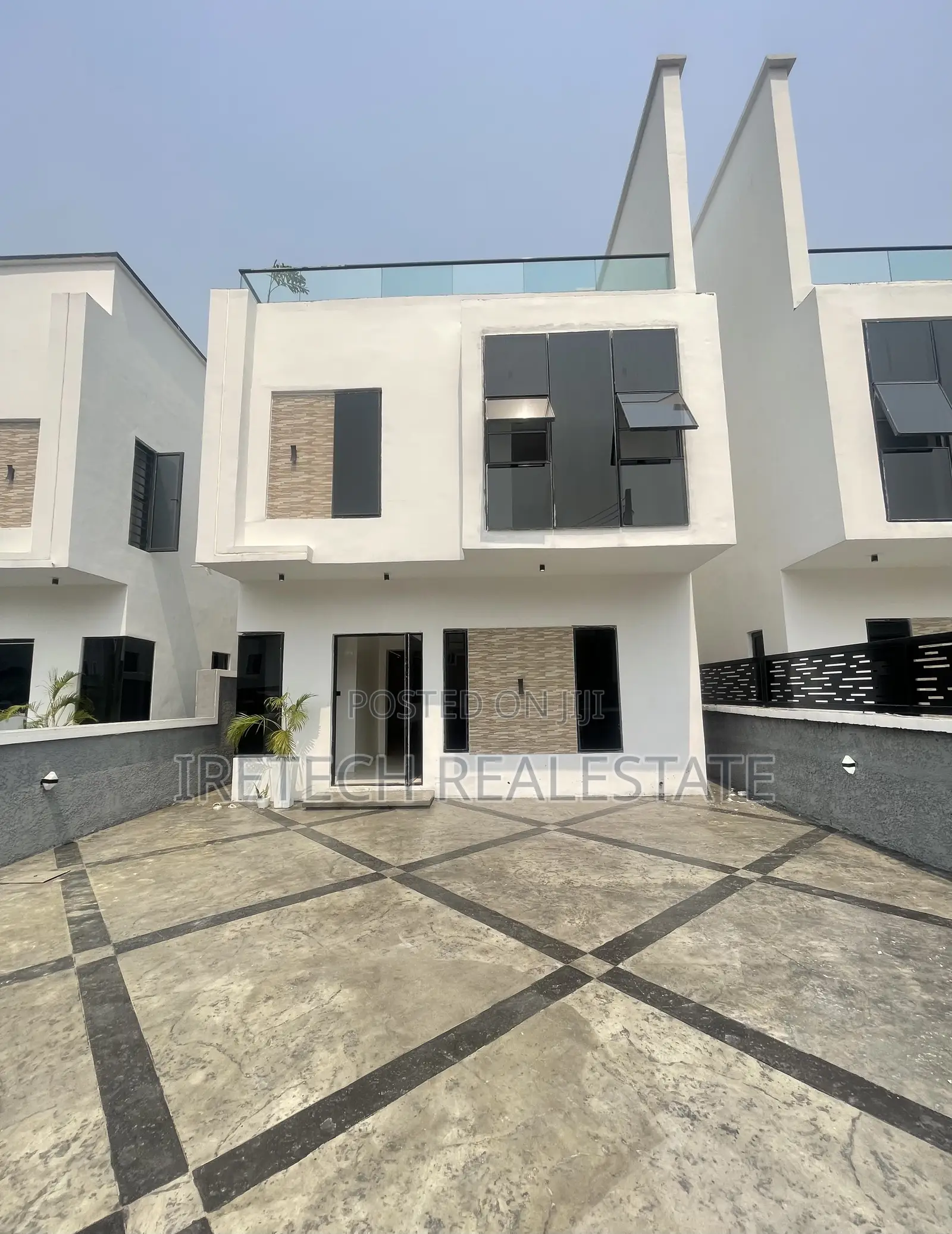 5bdrm Duplex in In A Secured Estate, Off Lekki-Epe Expressway for sale in Off Lekki-Epe Expressway