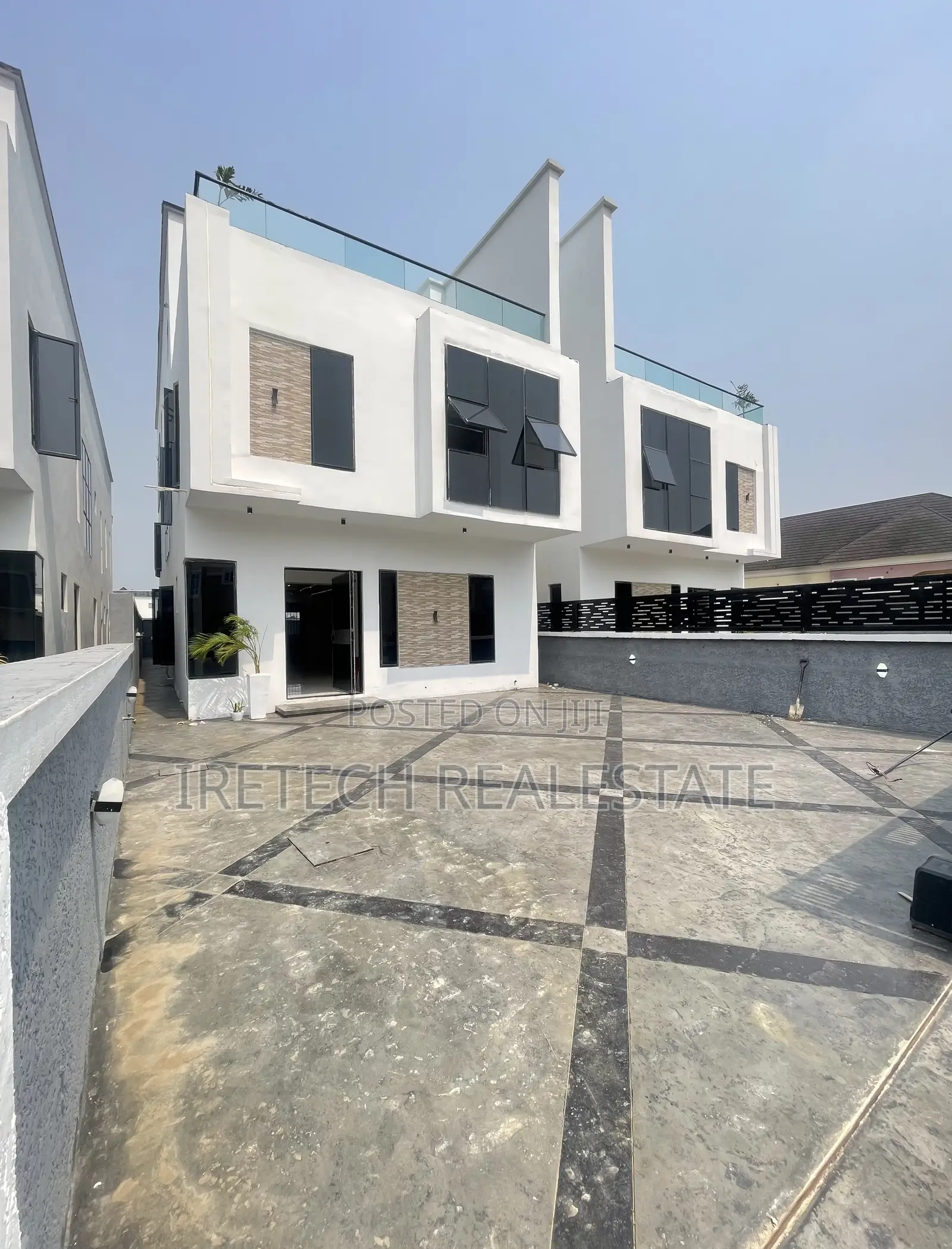 5bdrm Duplex in In A Secured Estate, Off Lekki-Epe Expressway for sale in Off Lekki-Epe Expressway