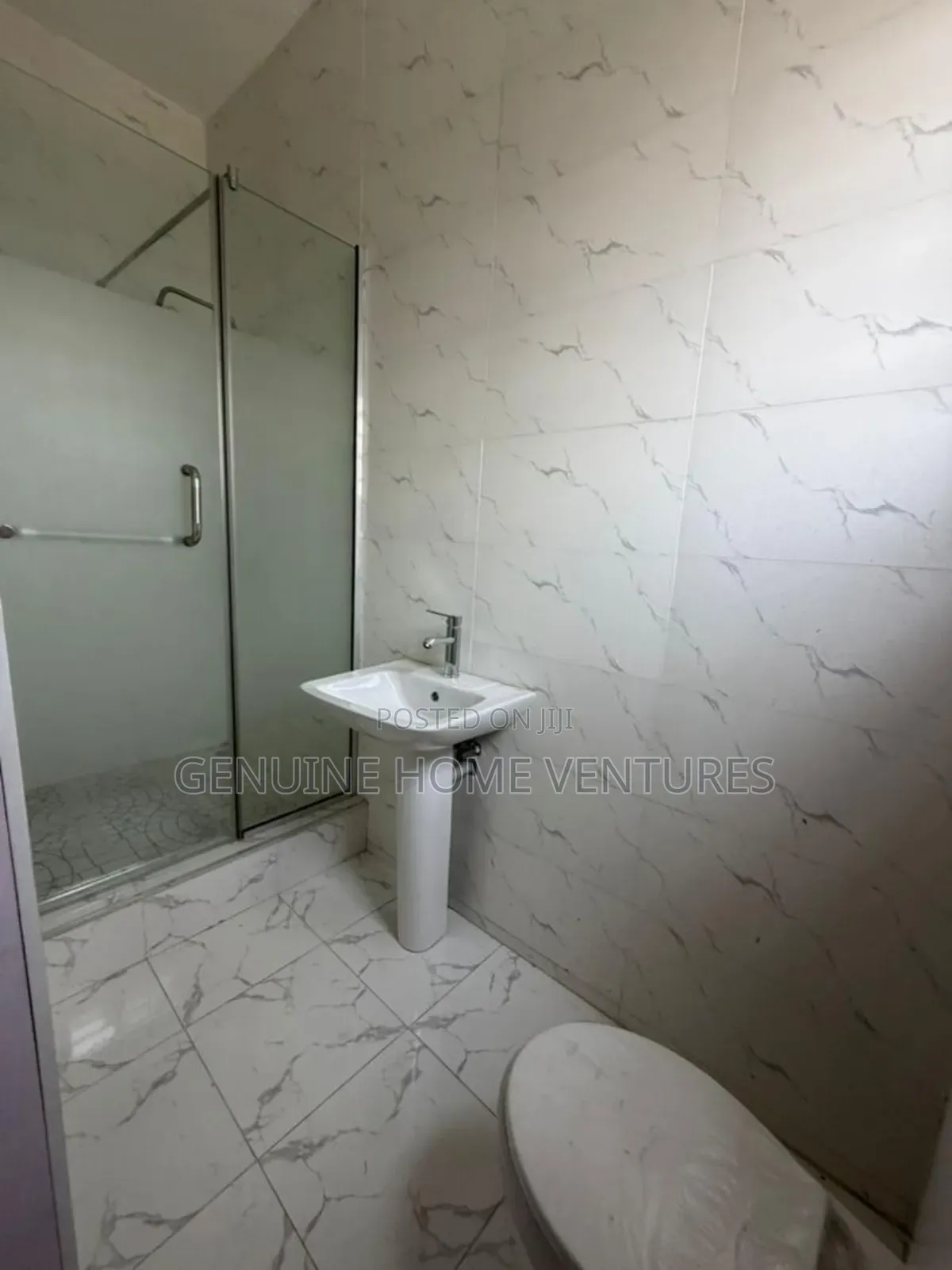 5bdrm Duplex in Chevron for sale in Chevron