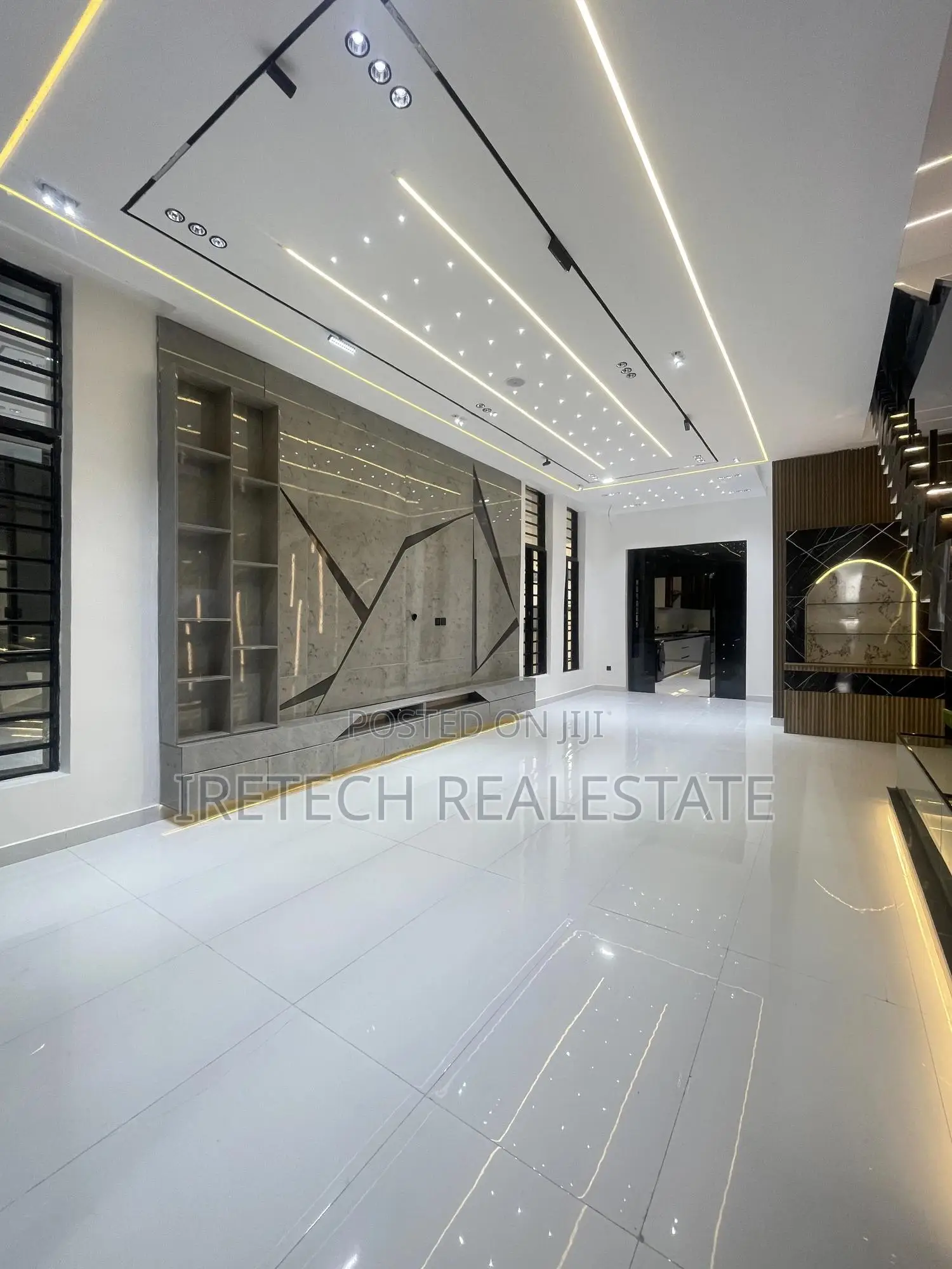 5bdrm Duplex in In A Well Secured, Chevron for sale in Chevron