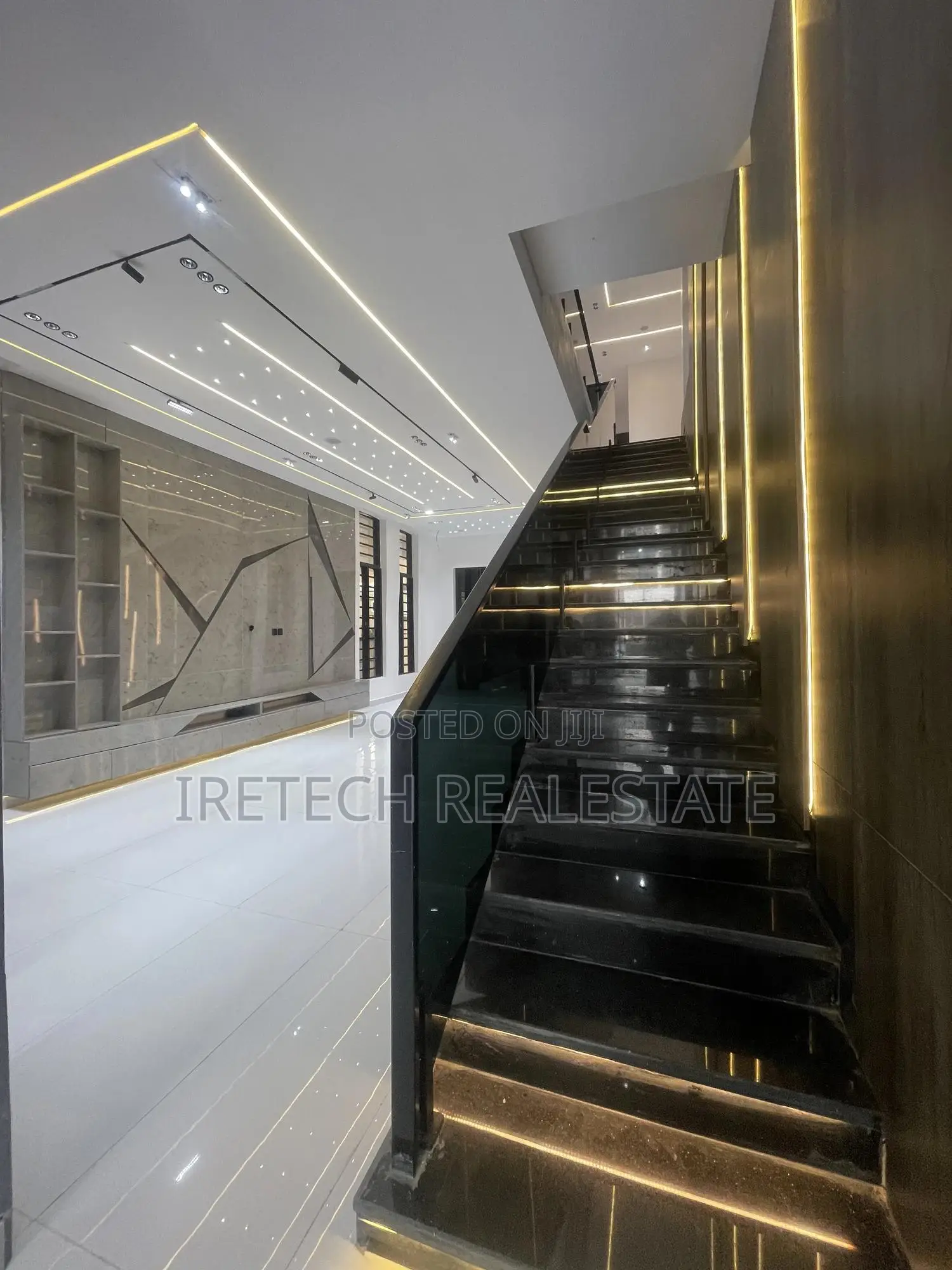 5bdrm Duplex in In A Well Secured, Chevron for sale in Chevron