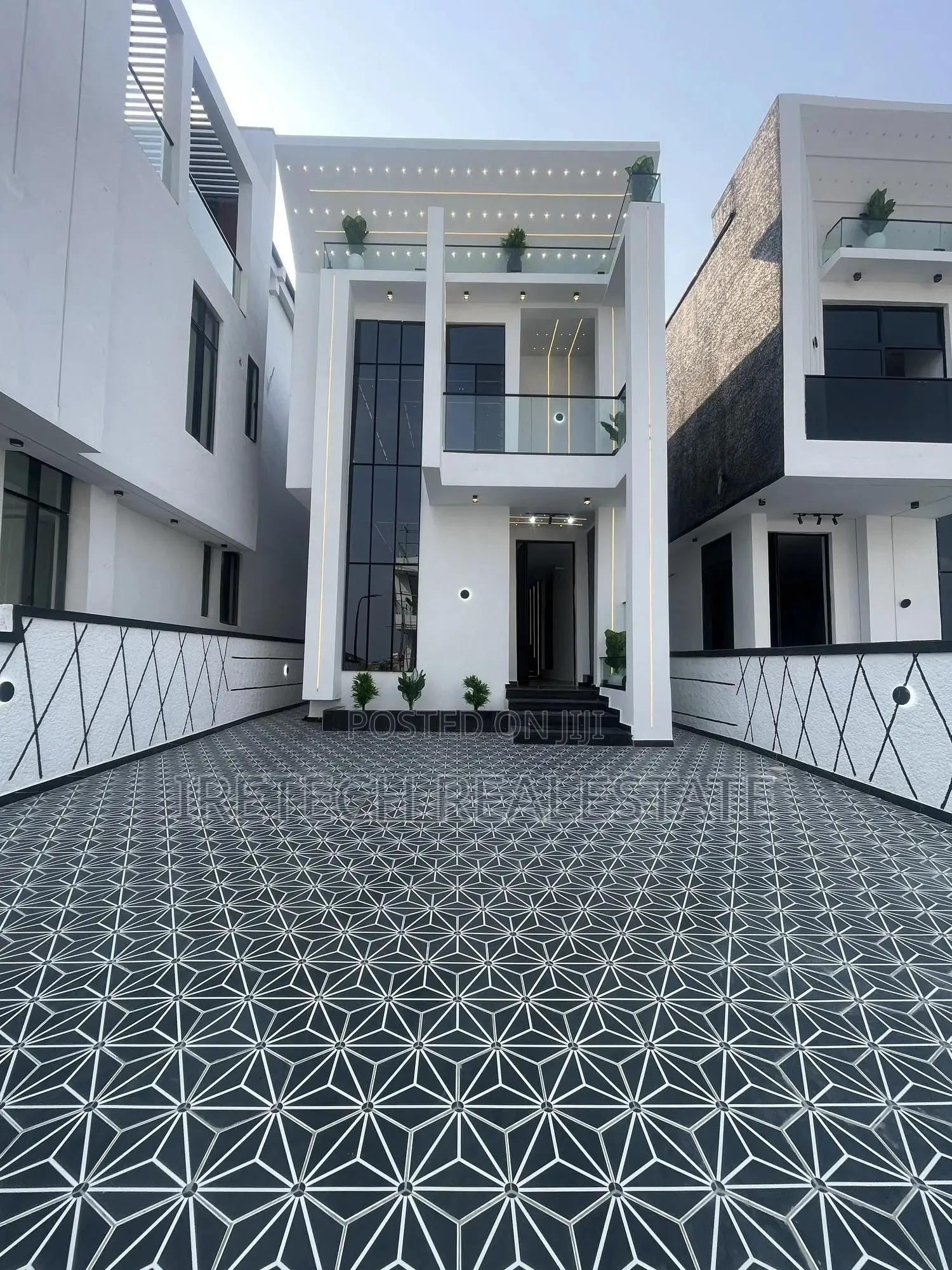 5bdrm Duplex in In A Well Secured, Chevron for sale in Chevron