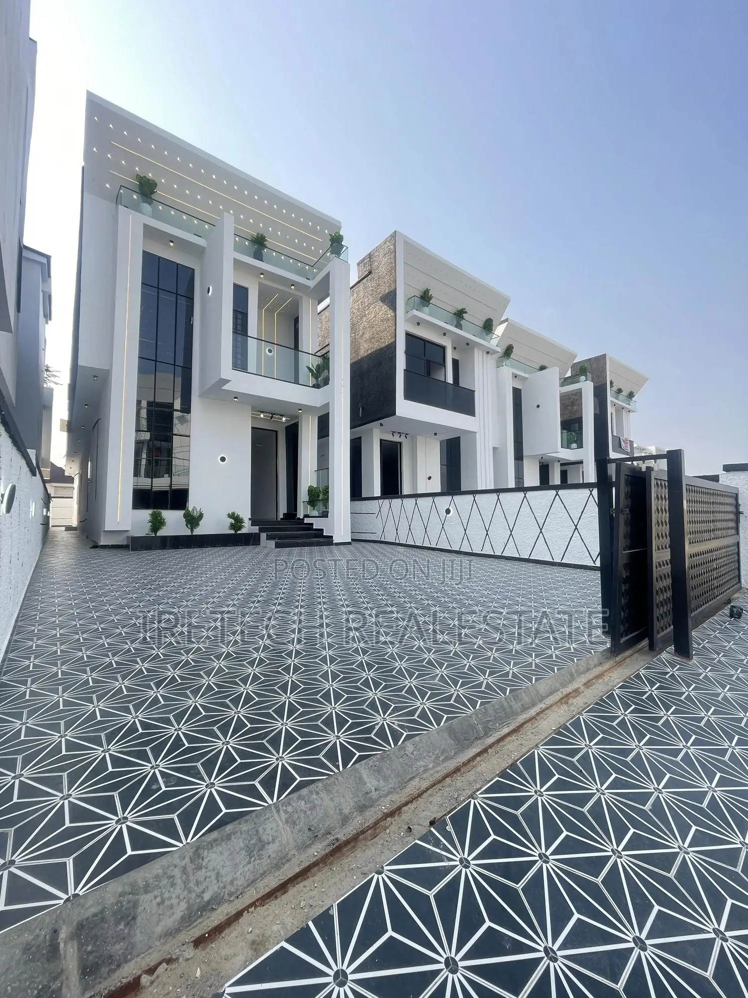 5bdrm Duplex in In A Well Secured, Chevron for sale in Chevron