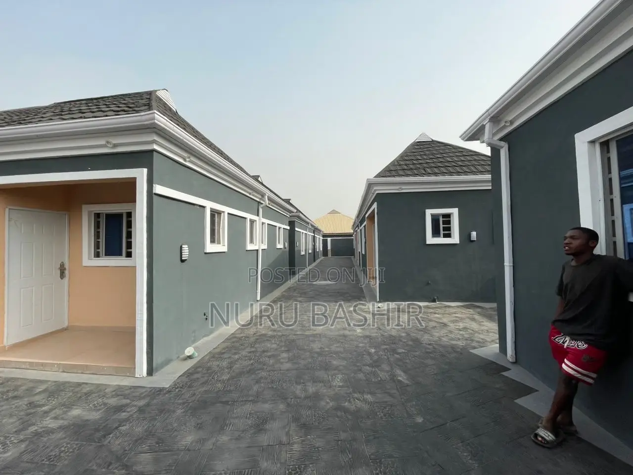 8bdrm Block of Flats in Elebu Estate, Akala Express for sale in Akala Express