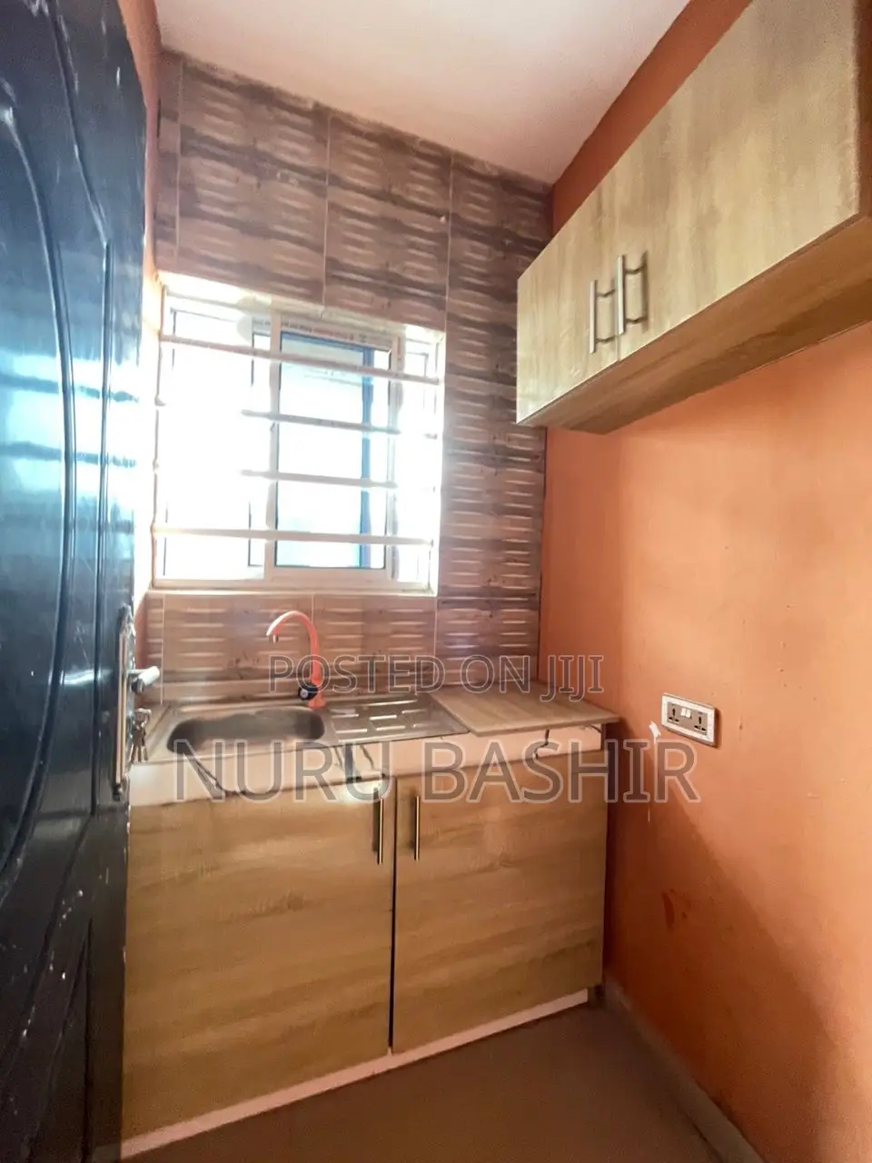 8bdrm Block of Flats in Elebu Estate, Akala Express for sale in Akala Express