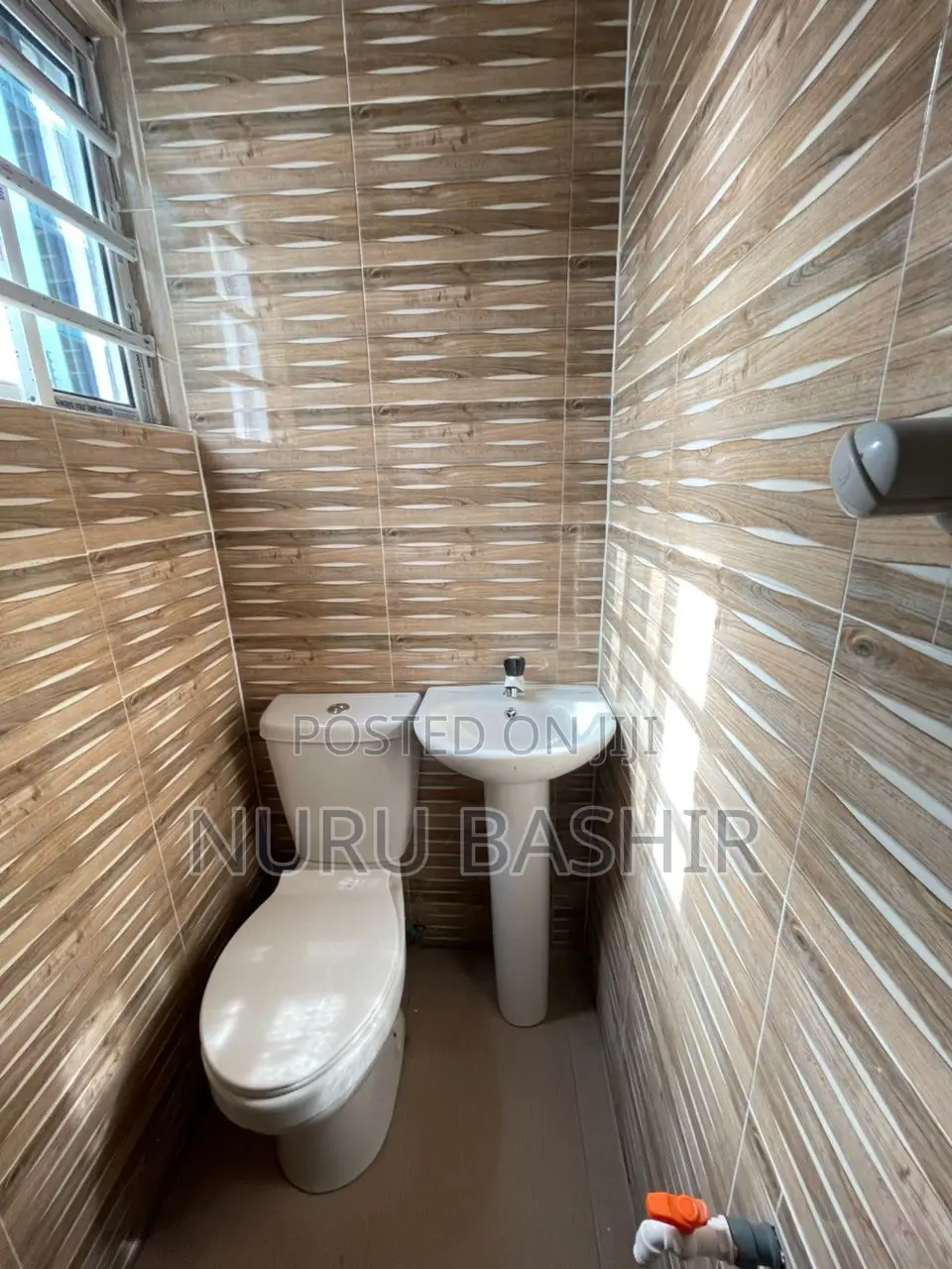 8bdrm Block of Flats in Elebu Estate, Akala Express for sale in Akala Express