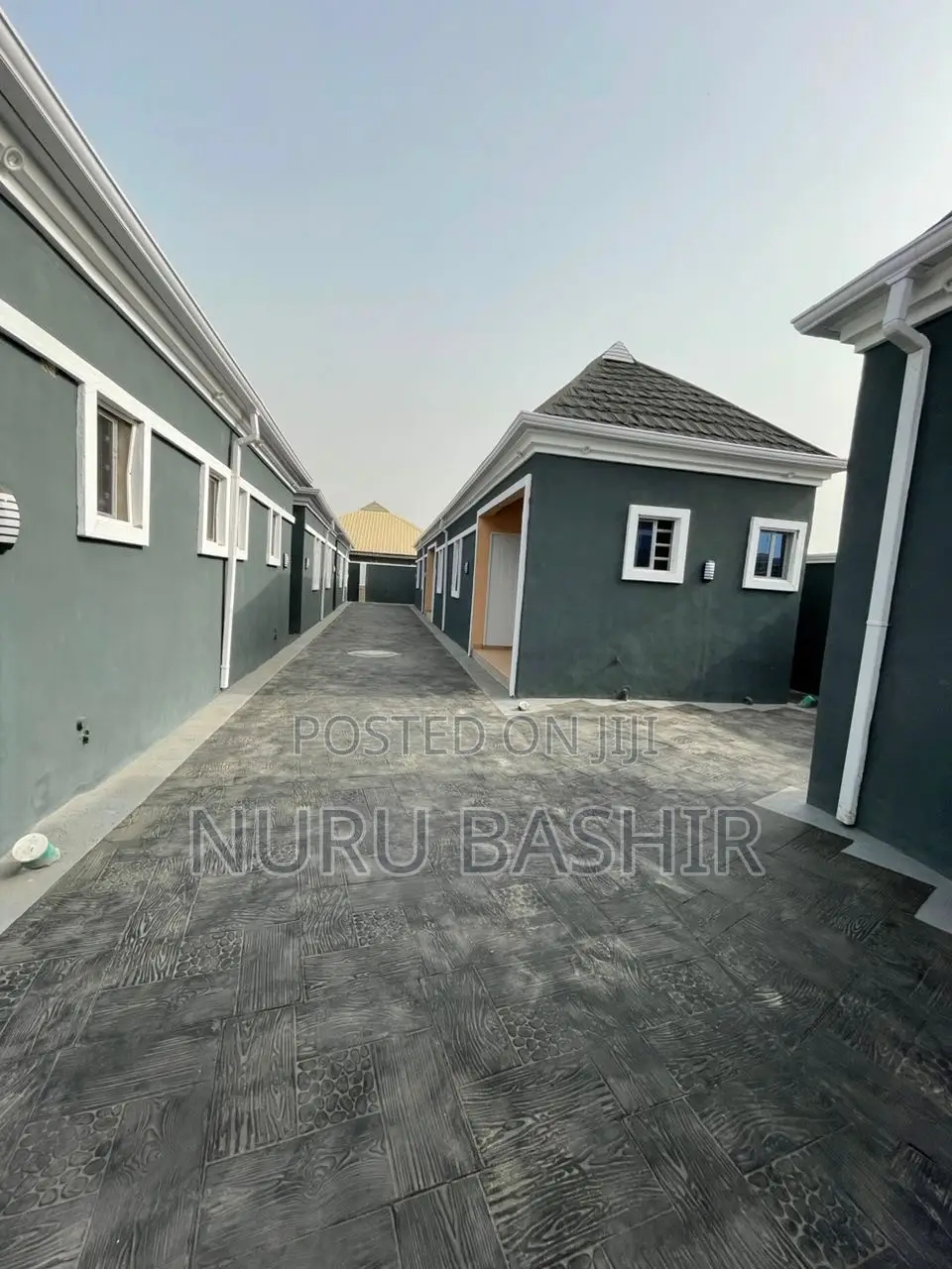 8bdrm Block of Flats in Elebu Estate, Akala Express for sale in Akala Express