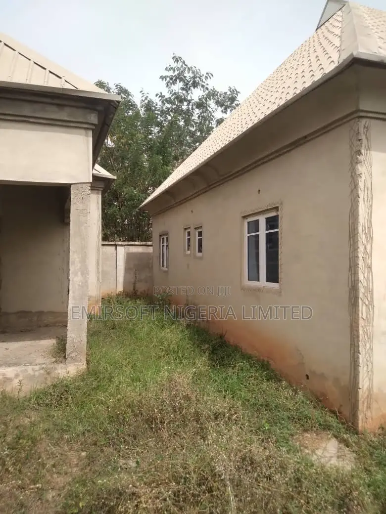 5bdrm Bungalow in Akoto Estate, Akala Express for sale in Akala Express