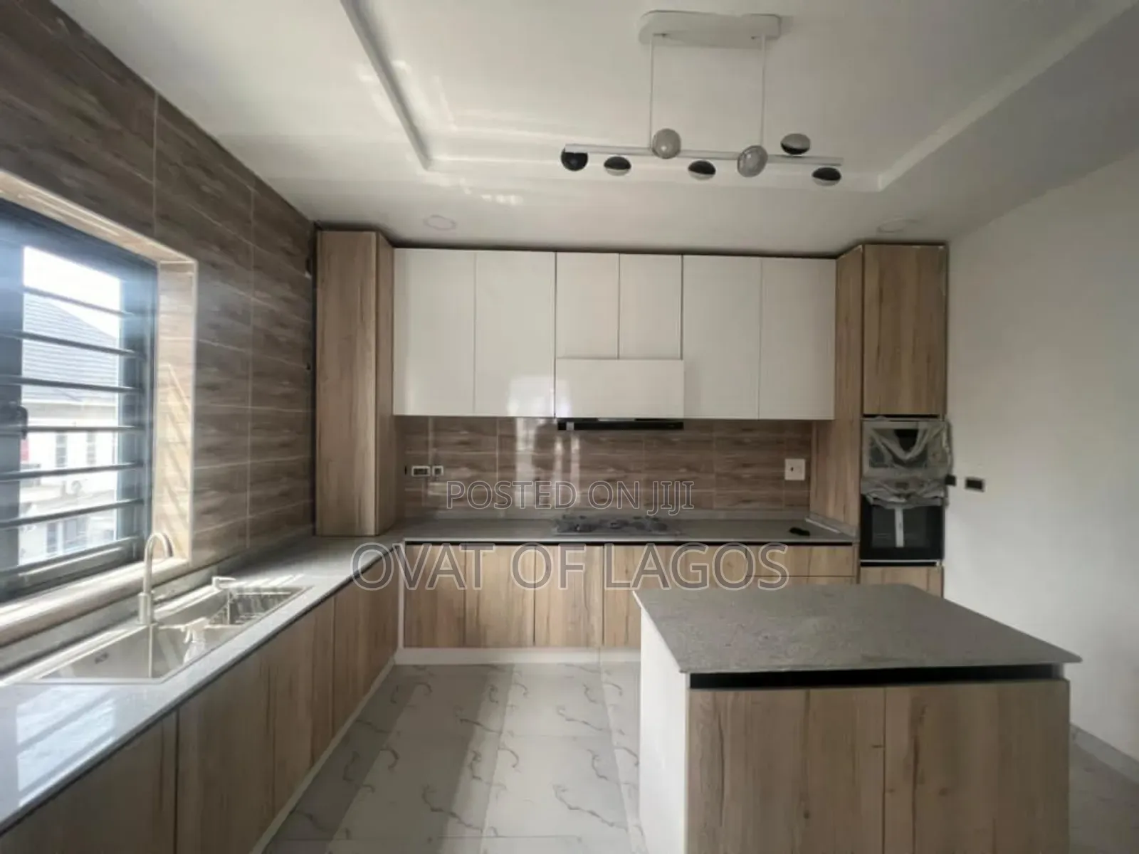 5bdrm Duplex in Chevron for rent in Chevron