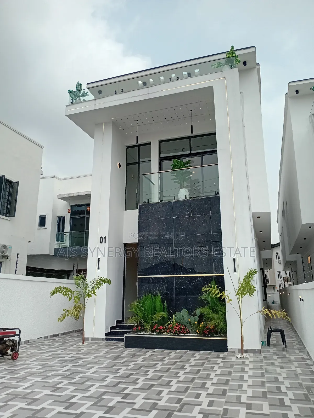5bdrm Duplex in Chevron for sale in Chevron