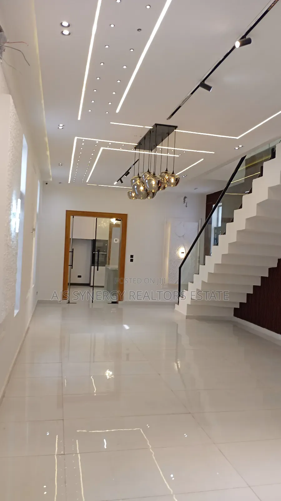 5bdrm Duplex in Chevron for sale in Chevron