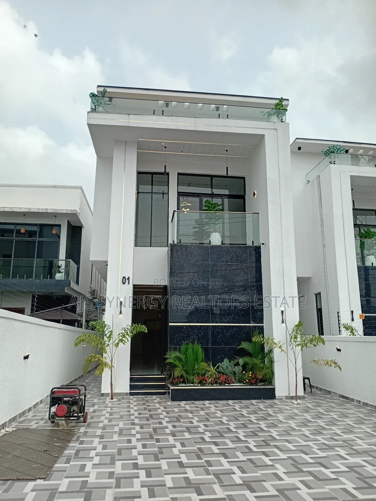 5bdrm Duplex in Chevron for sale in Chevron