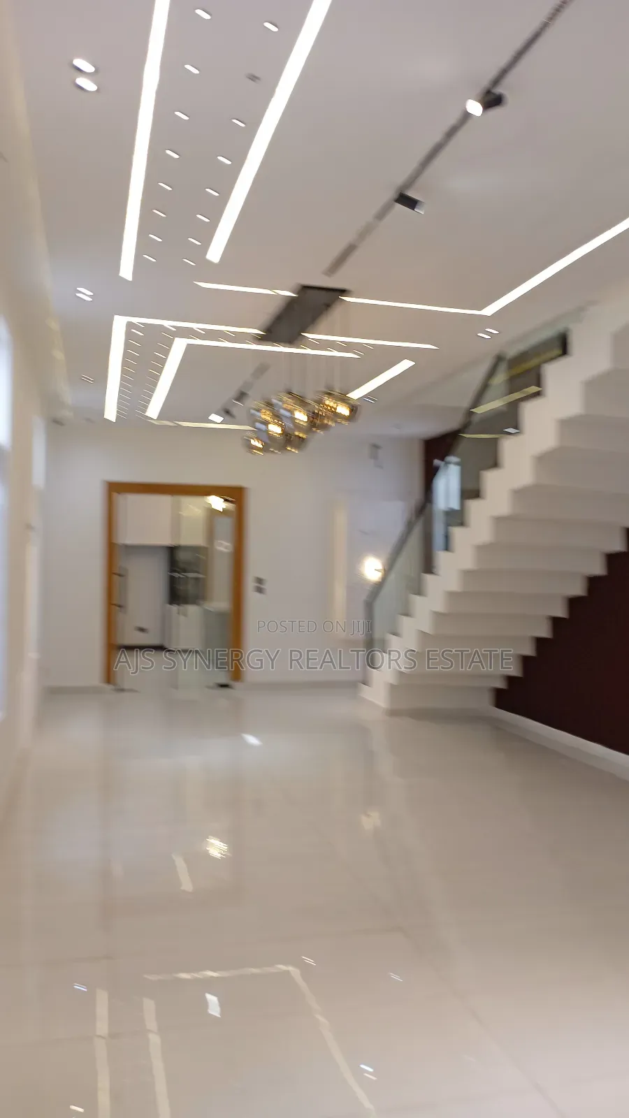 5bdrm Duplex in Chevron for sale in Chevron