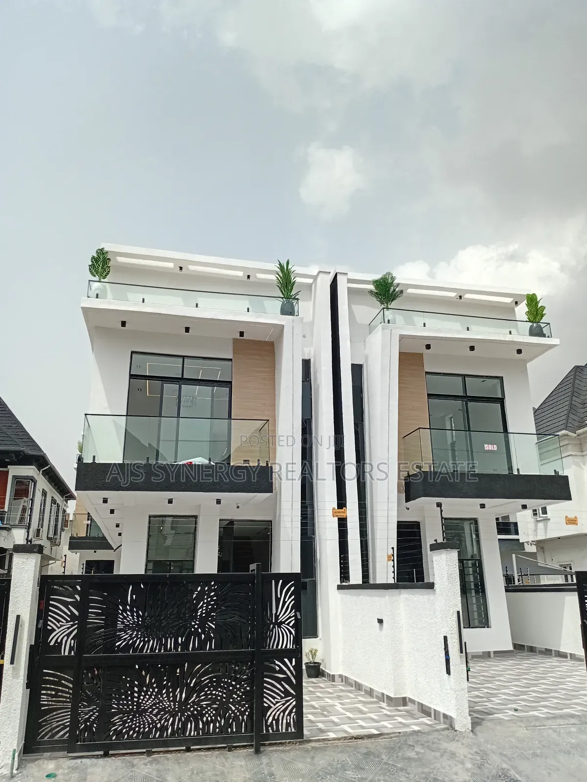 4bdrm Duplex in Chevron for sale in Chevron