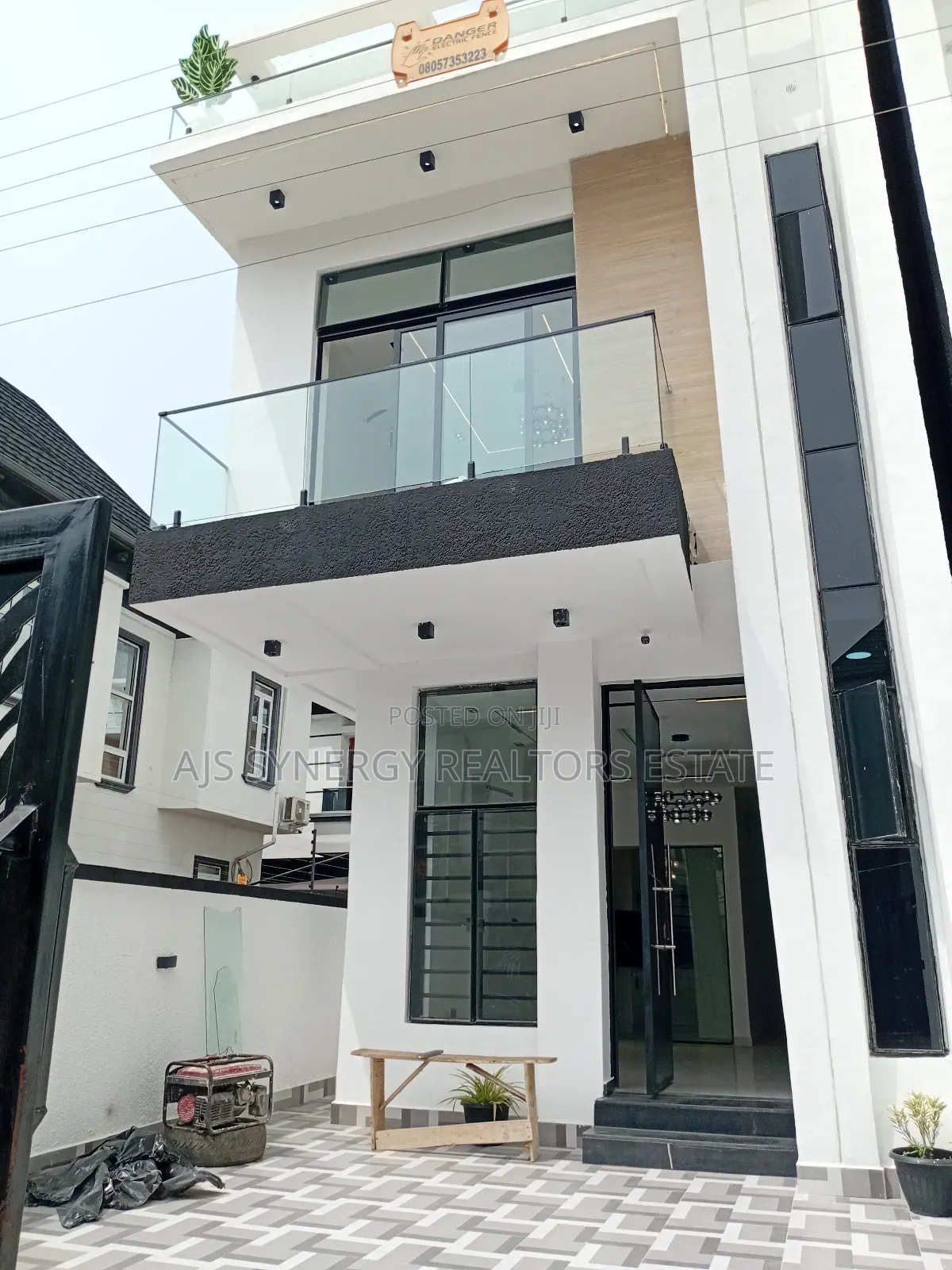 4bdrm Duplex in Chevron for sale in Chevron