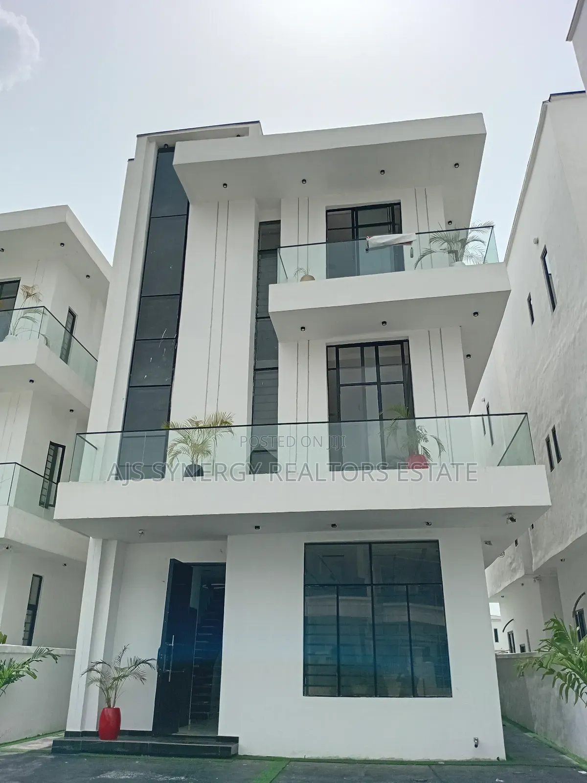 5bdrm Duplex in Chevron for sale in Chevron