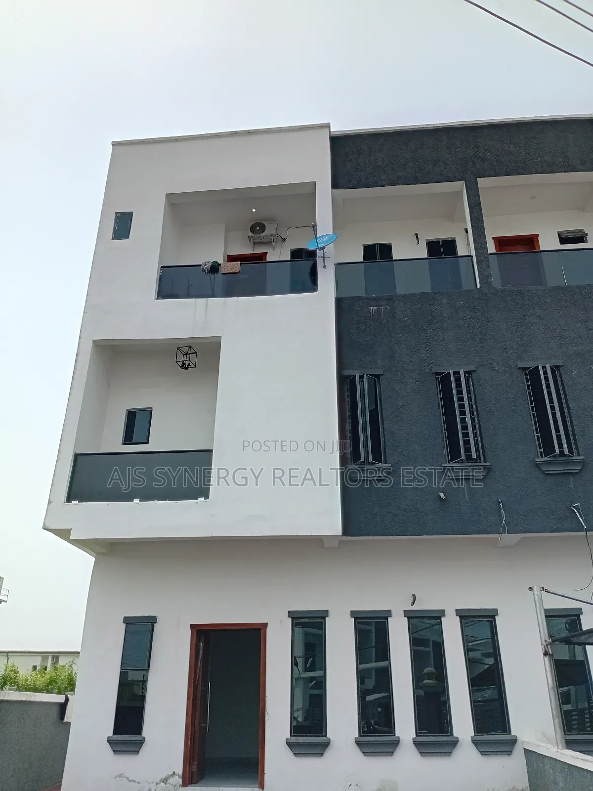 4bdrm Duplex in Chevron for sale in Chevron