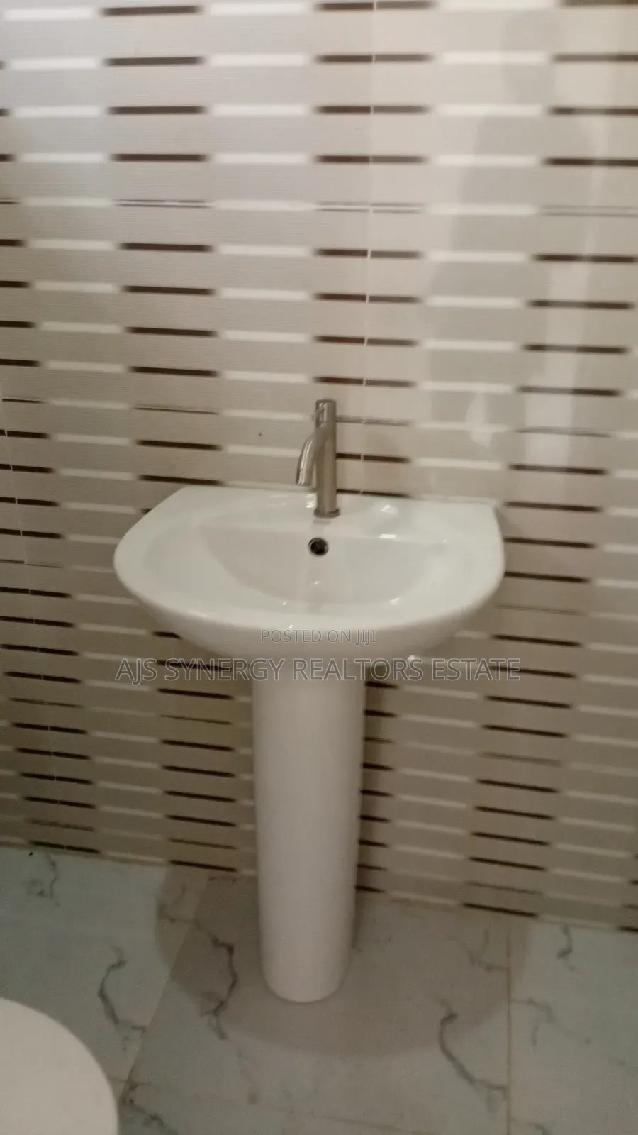 4bdrm Duplex in Chevron for sale in Chevron