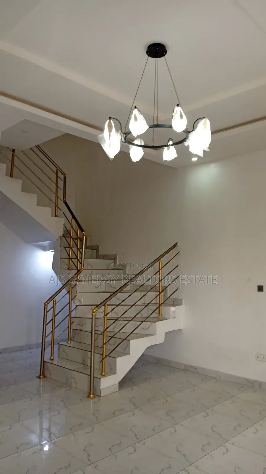 4bdrm Duplex in Chevron for sale in Chevron