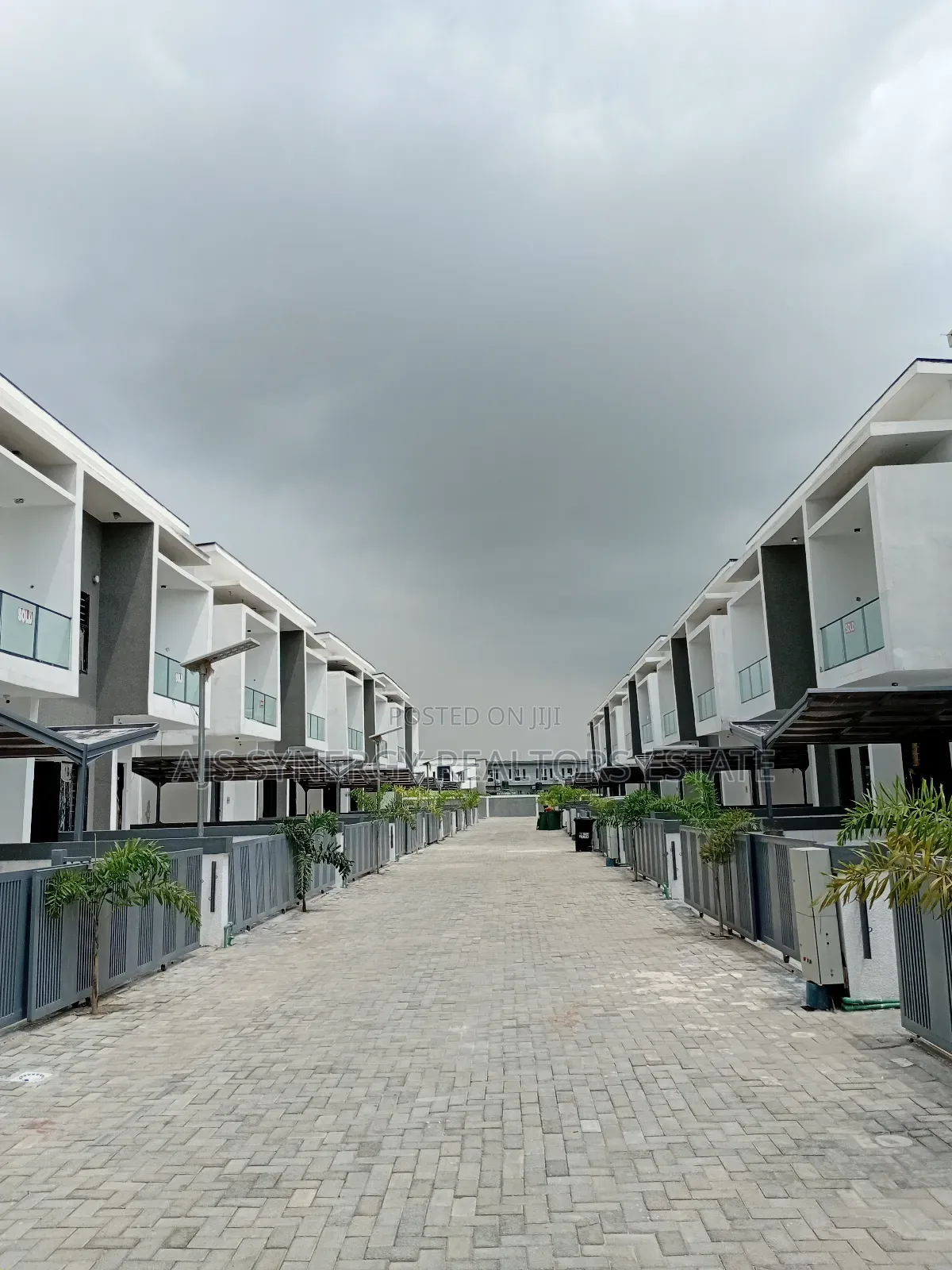 4bdrm Duplex in Chevron for sale in Chevron