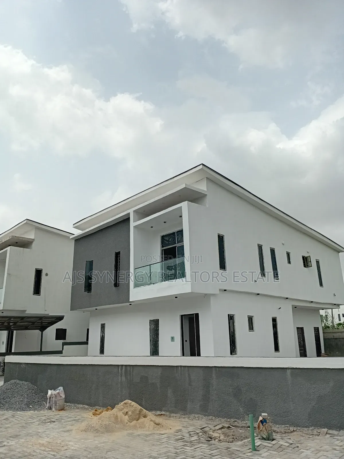 5bdrm Duplex in Chevron for sale in Chevron