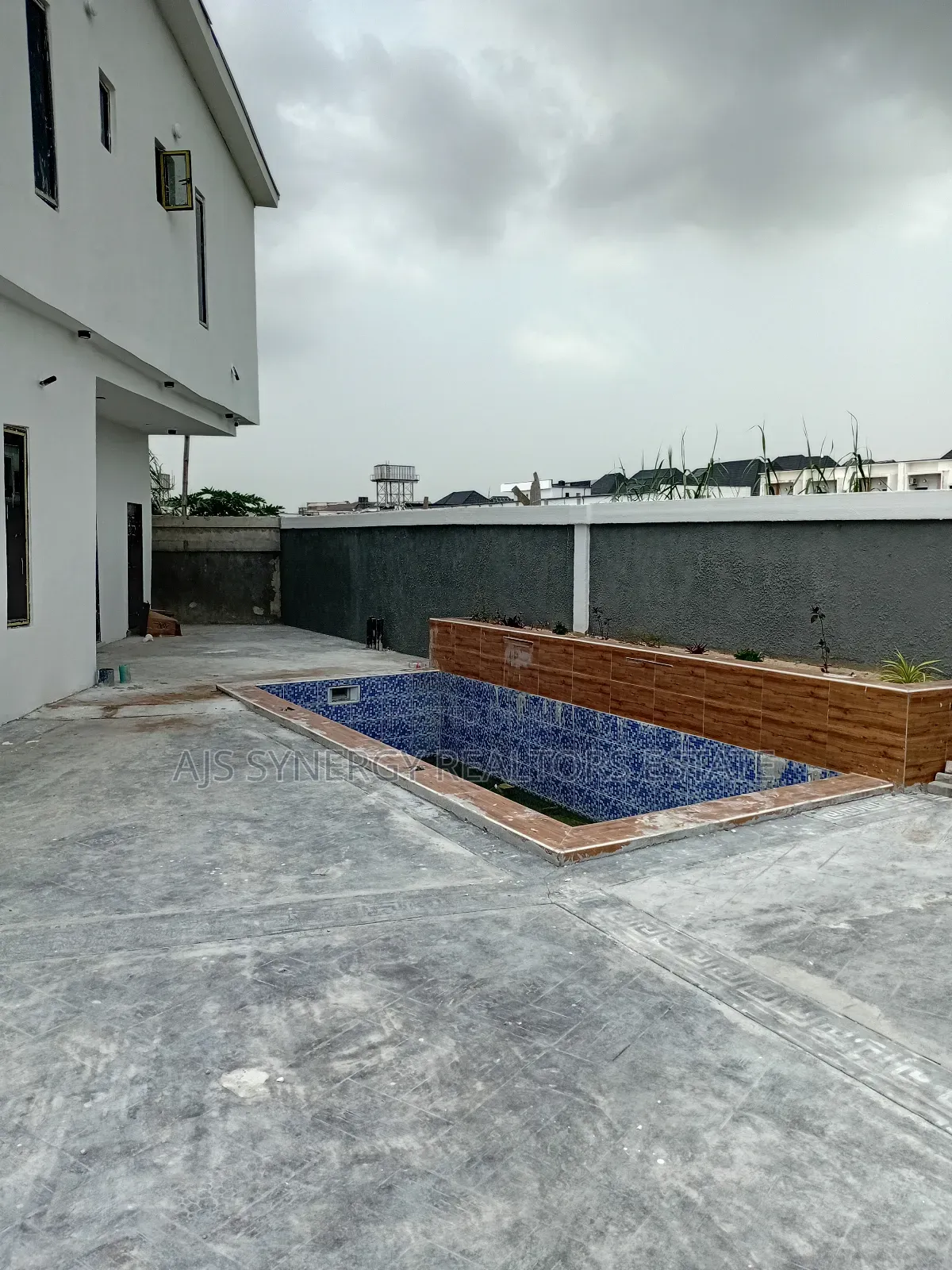 5bdrm Duplex in Chevron for sale in Chevron