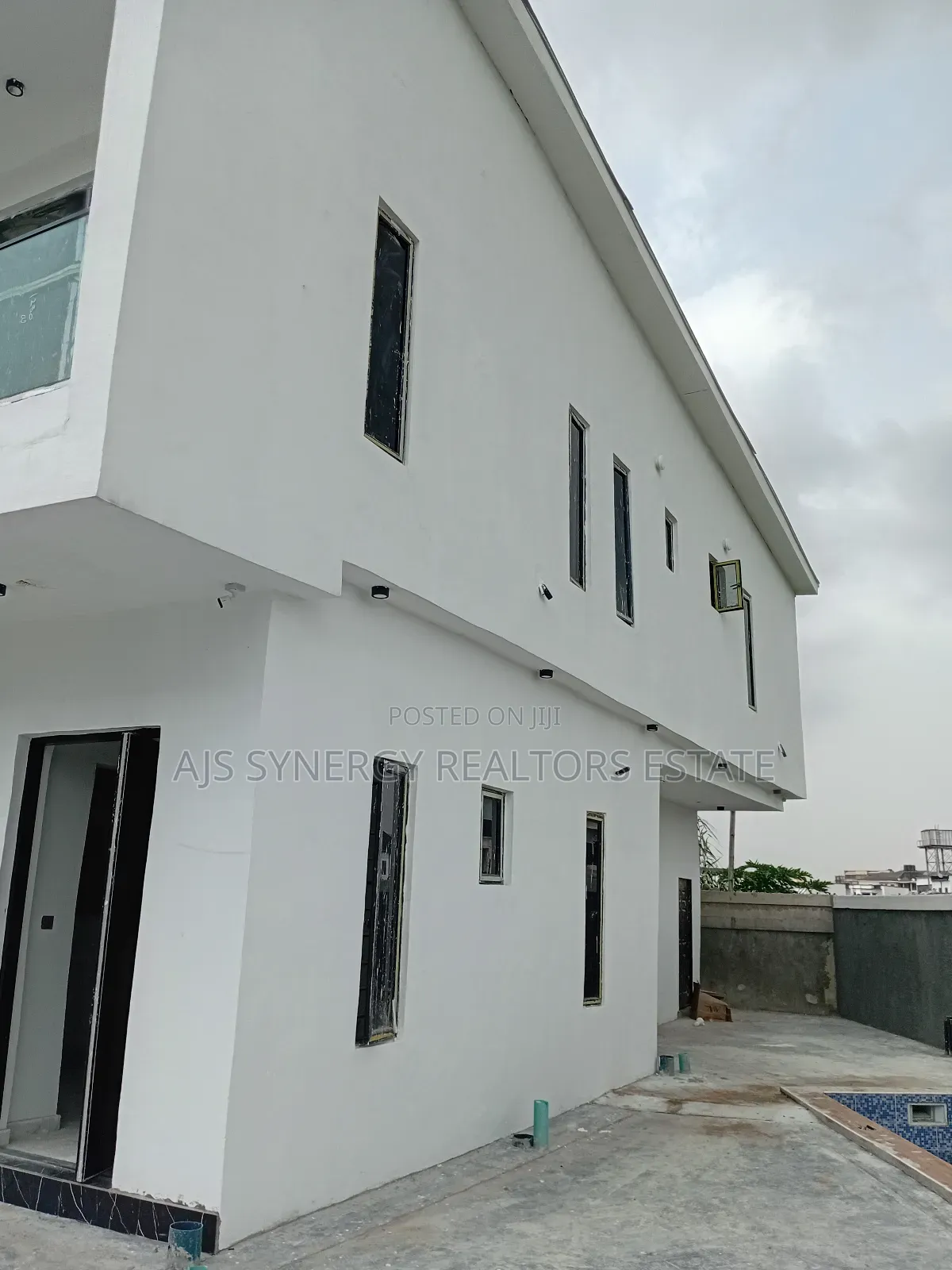 5bdrm Duplex in Chevron for sale in Chevron