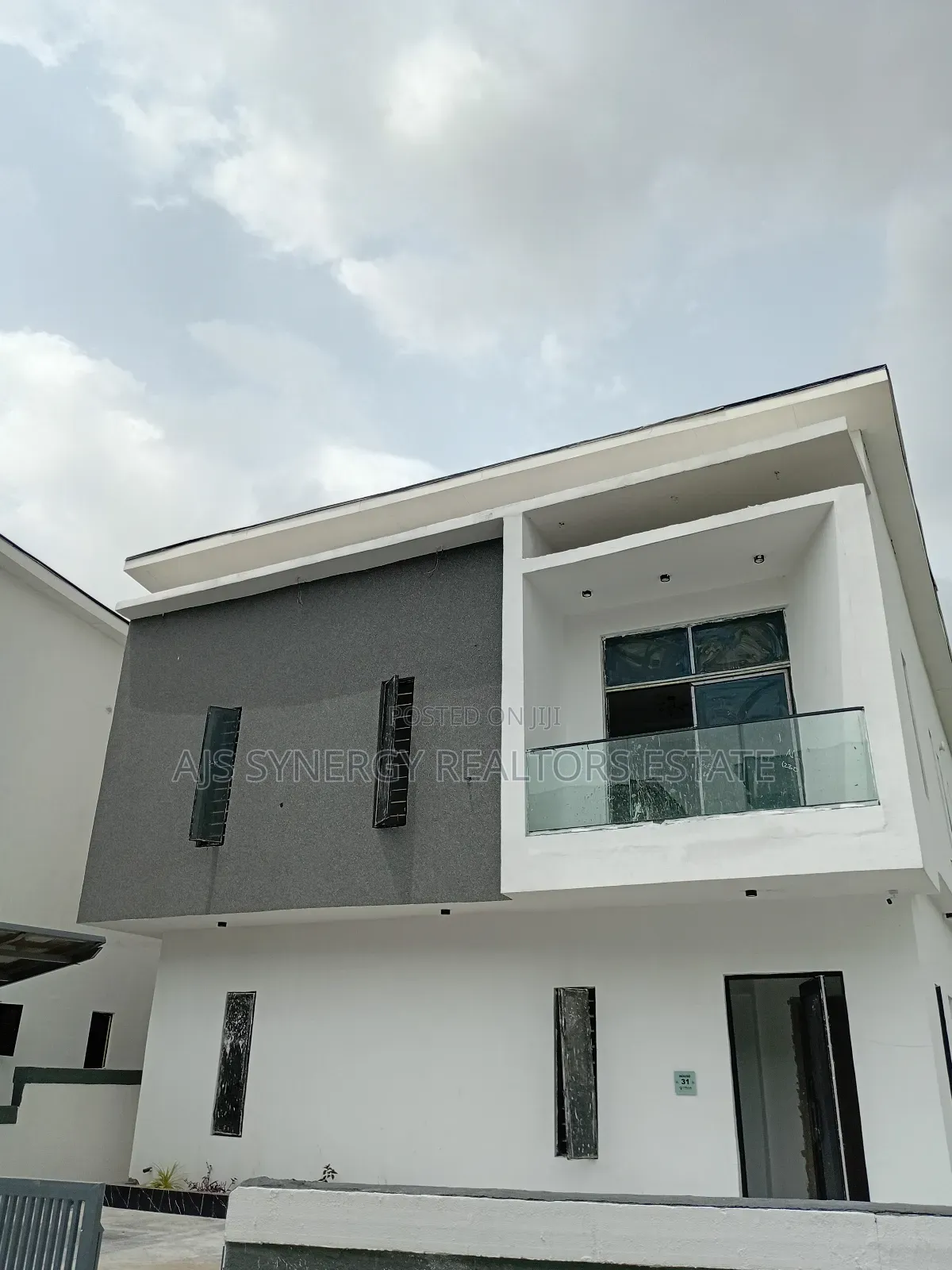 5bdrm Duplex in Chevron for sale in Chevron